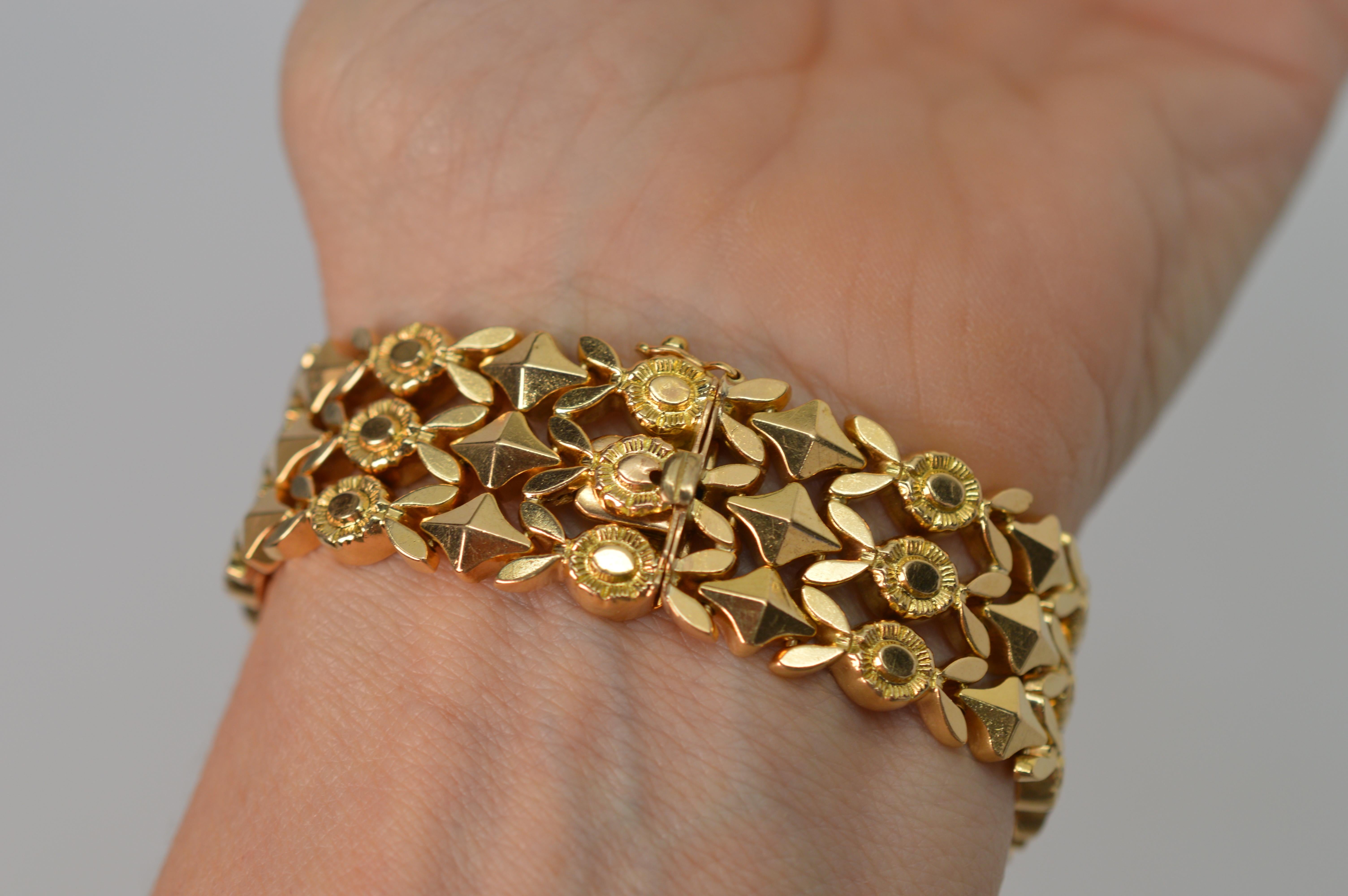 Bracelet pyramide à maillons en or jaune avec médaillons à fleurs en vente 3
