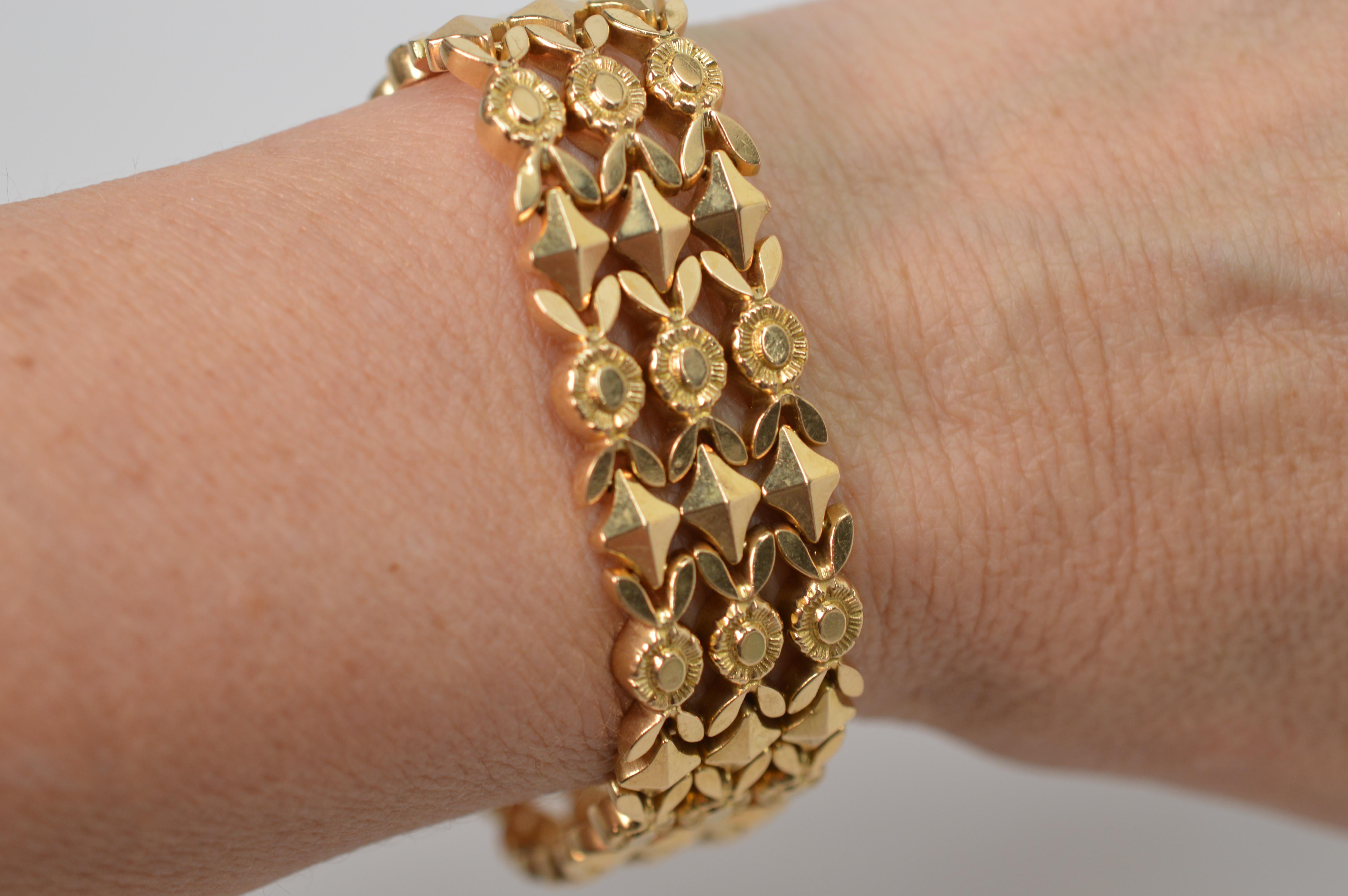 Bracelet pyramide à maillons en or jaune avec médaillons à fleurs en vente 4