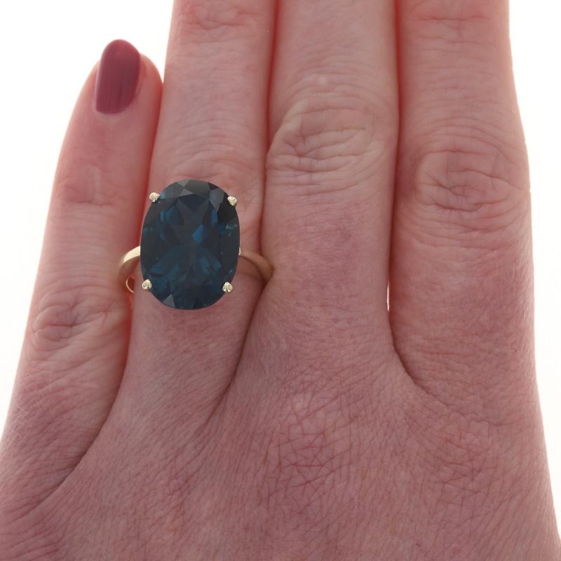 Anillo solitario de oro amarillo Londres con topacio azul de cóctel - 10k Oval 17.10ct Corte oval en venta