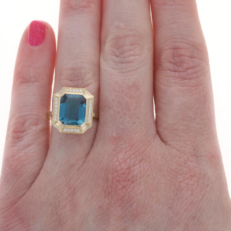 Größe: 6 1/2

Hinweis: Bitte kontaktieren Sie uns für ein Angebot zur Größenänderung

Metallgehalt: 14k Gelbgold

Informationen zu Stein

Natürlicher Londoner Blautopas
Behandlung: Routinemäßig verbessert
Karat(e): 4,21ct
Schliff: