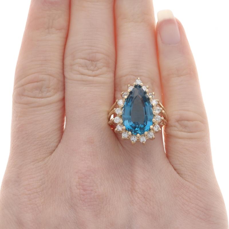Anillo Halo de Oro Amarillo Londres Topacio Azul y Diamantes - 14k Pera 7.18ctw Corte pera en venta