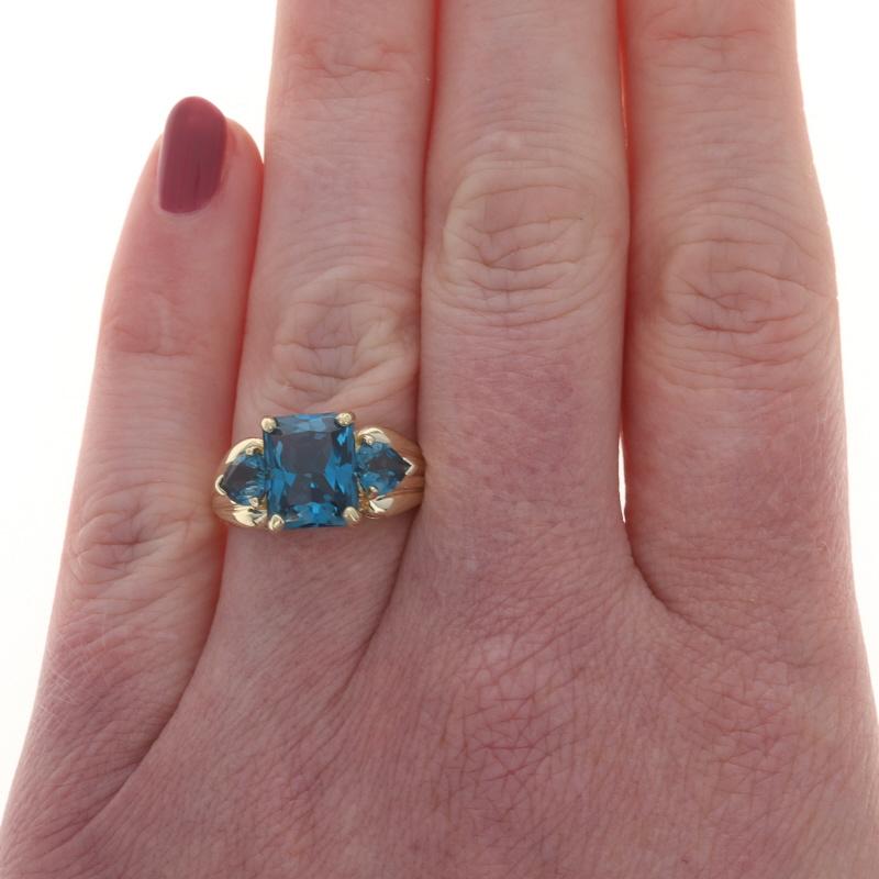 Anillo de tres piedras de oro amarillo con topacio azul de Londres - 14k Esmeralda y corazón 5,20ctw Corte esmeralda en venta