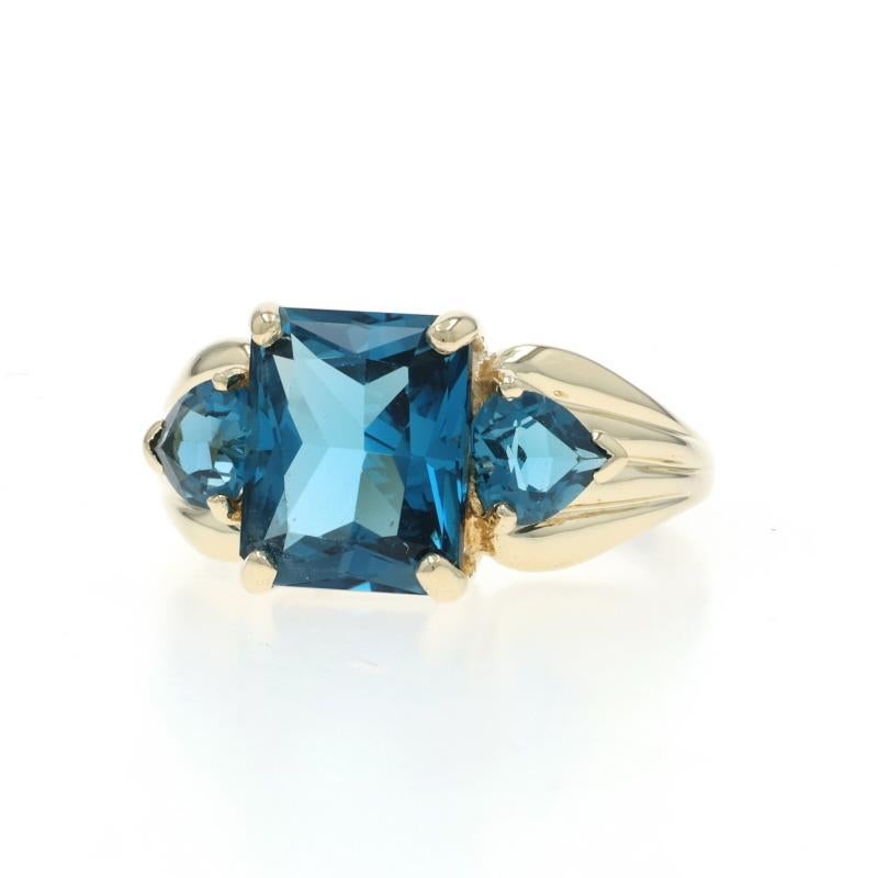 Anillo de tres piedras de oro amarillo con topacio azul de Londres - 14k Esmeralda y corazón 5,20ctw en Excelente estado para la venta en Greensboro, NC