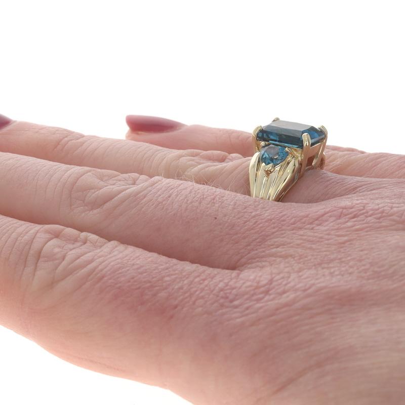 De las mujeres Anillo de tres piedras de oro amarillo con topacio azul de Londres - 14k Esmeralda y corazón 5,20ctw en venta