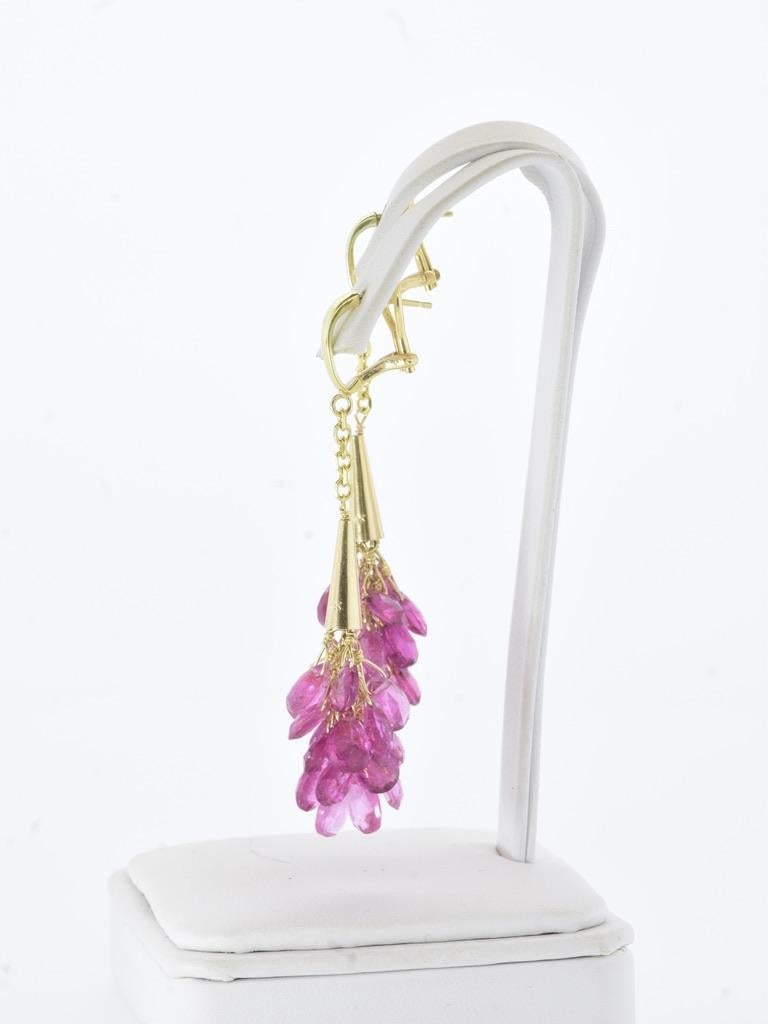 Contemporain Longues boucles d'oreilles suspendues en or jaune avec tourmaline rose taille briolette en vente