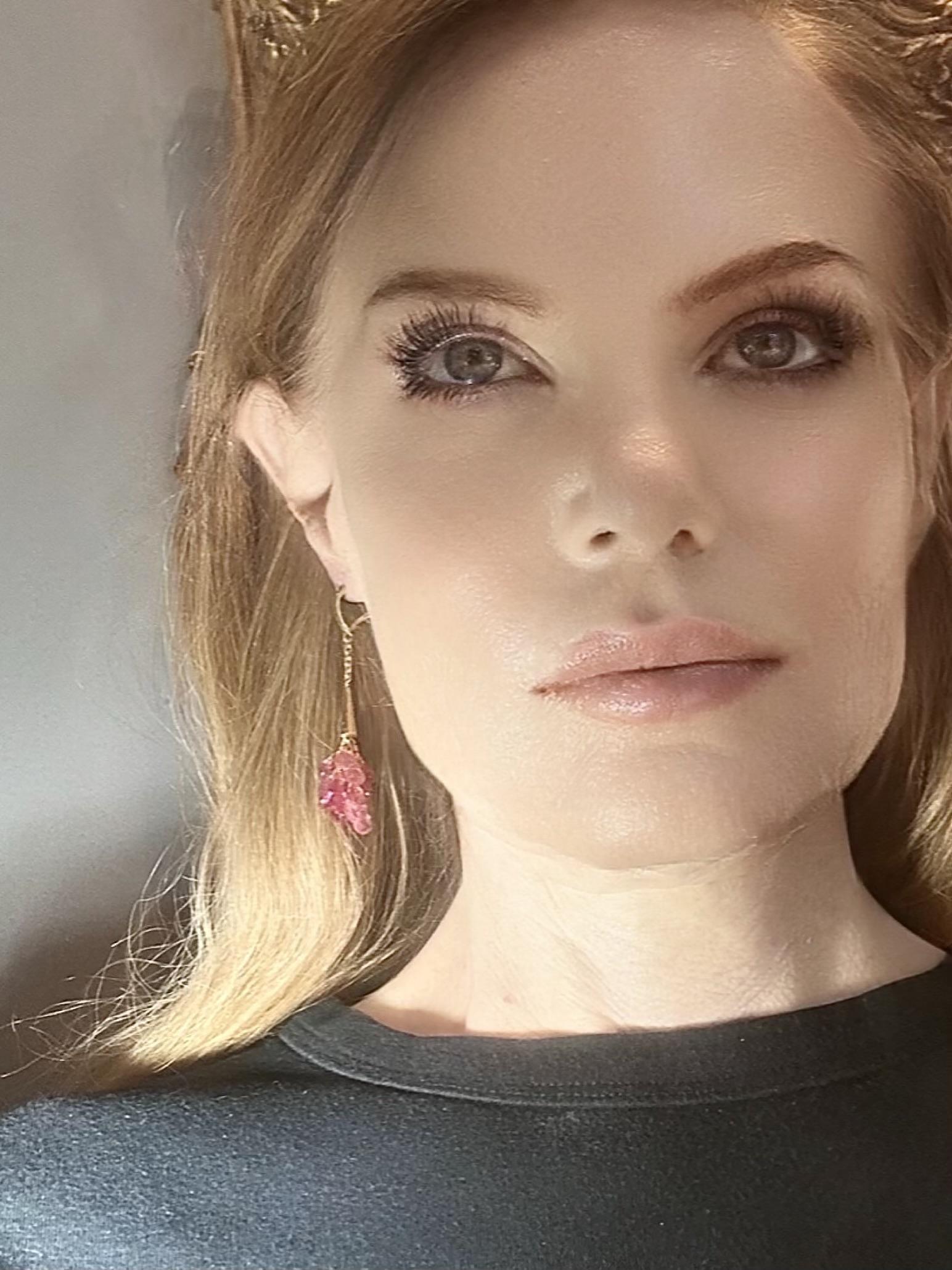Taille briolette Longues boucles d'oreilles suspendues en or jaune avec tourmaline rose taille briolette en vente