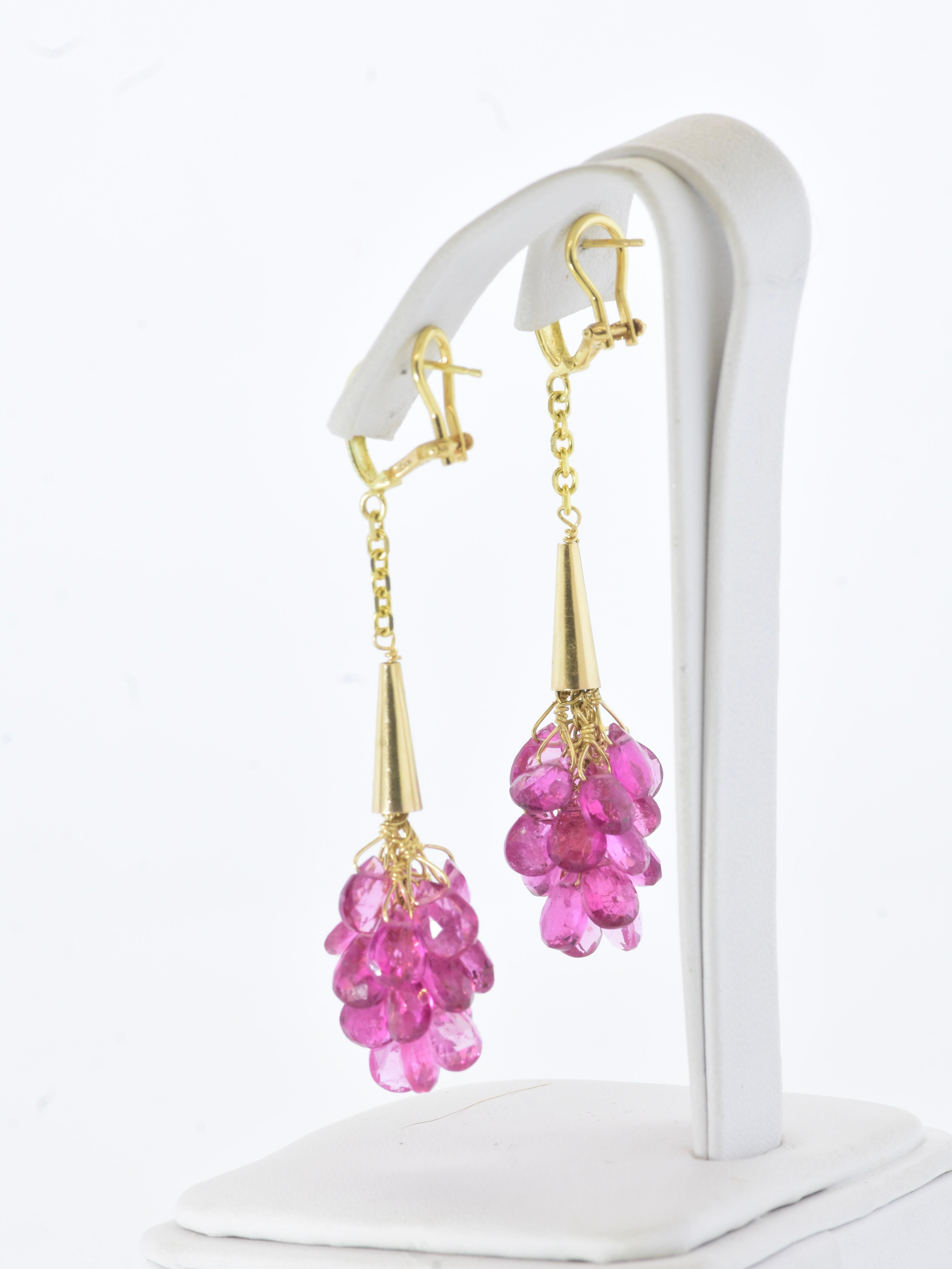 Longues boucles d'oreilles suspendues en or jaune avec tourmaline rose taille briolette en vente 1
