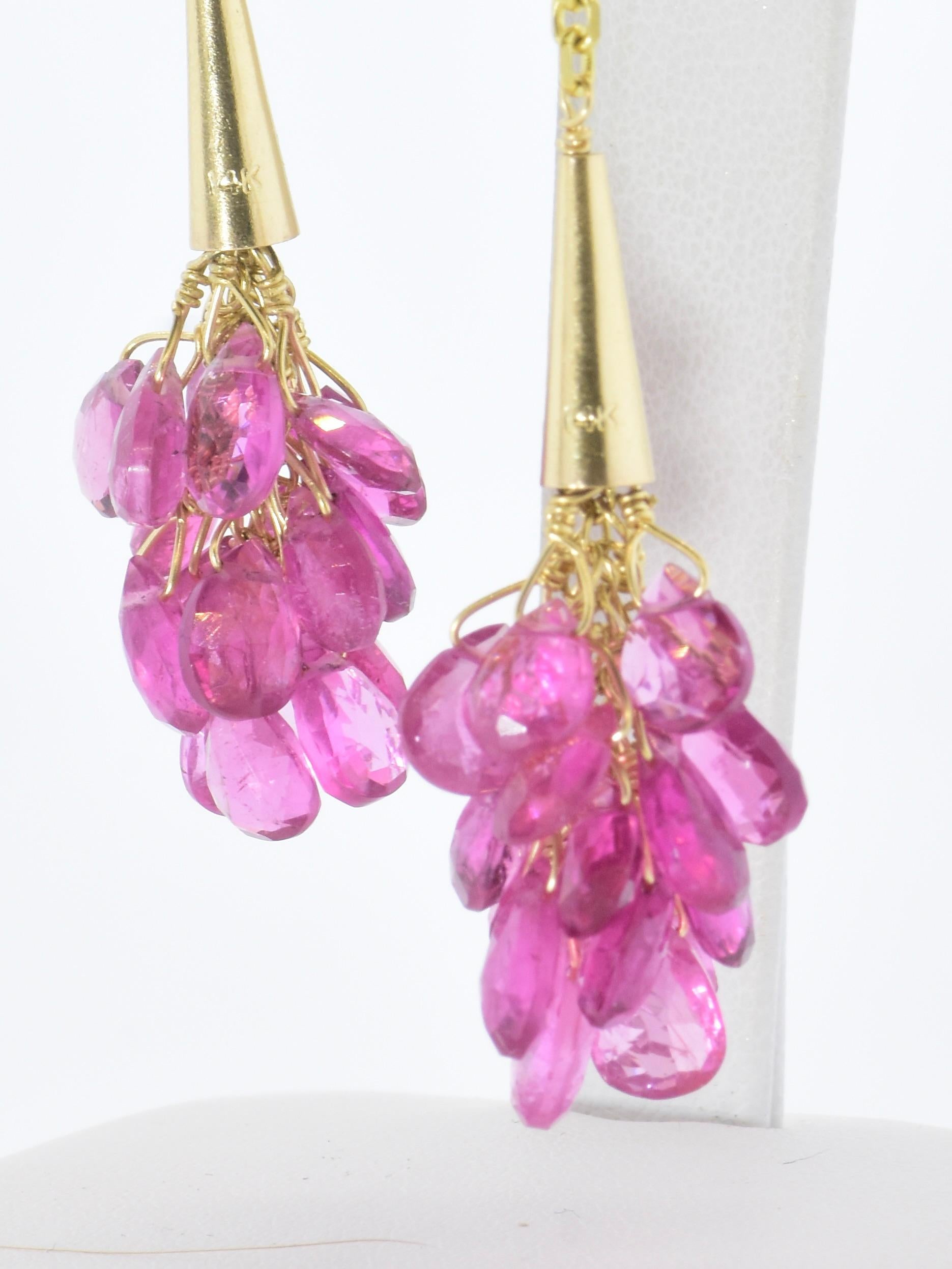 Longues boucles d'oreilles suspendues en or jaune avec tourmaline rose taille briolette en vente 2