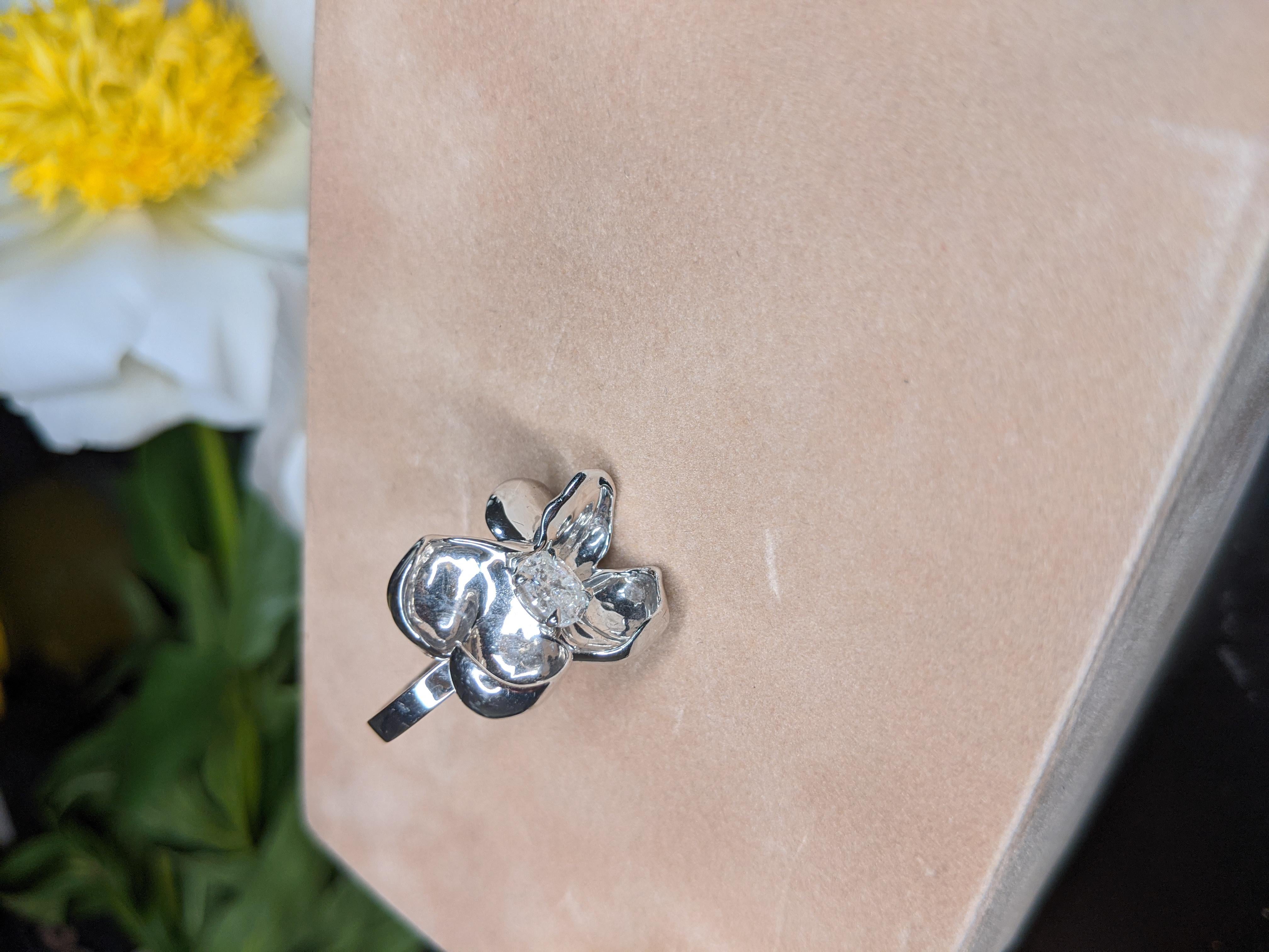 Verlobungsring aus Gelbgold mit Magnolien und einem Karat gelbem Diamant im Angebot 5
