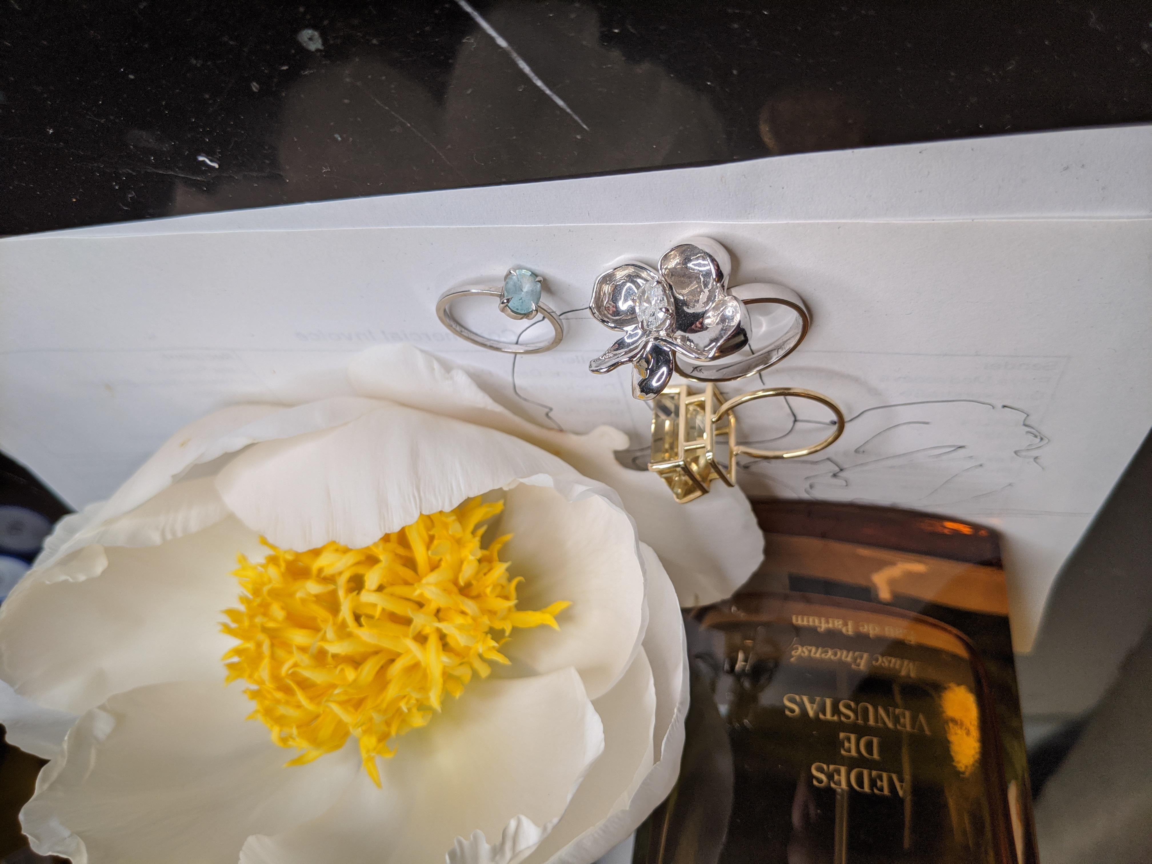 Verlobungsring aus Gelbgold mit Magnolien und einem Karat gelbem Diamant im Angebot 6