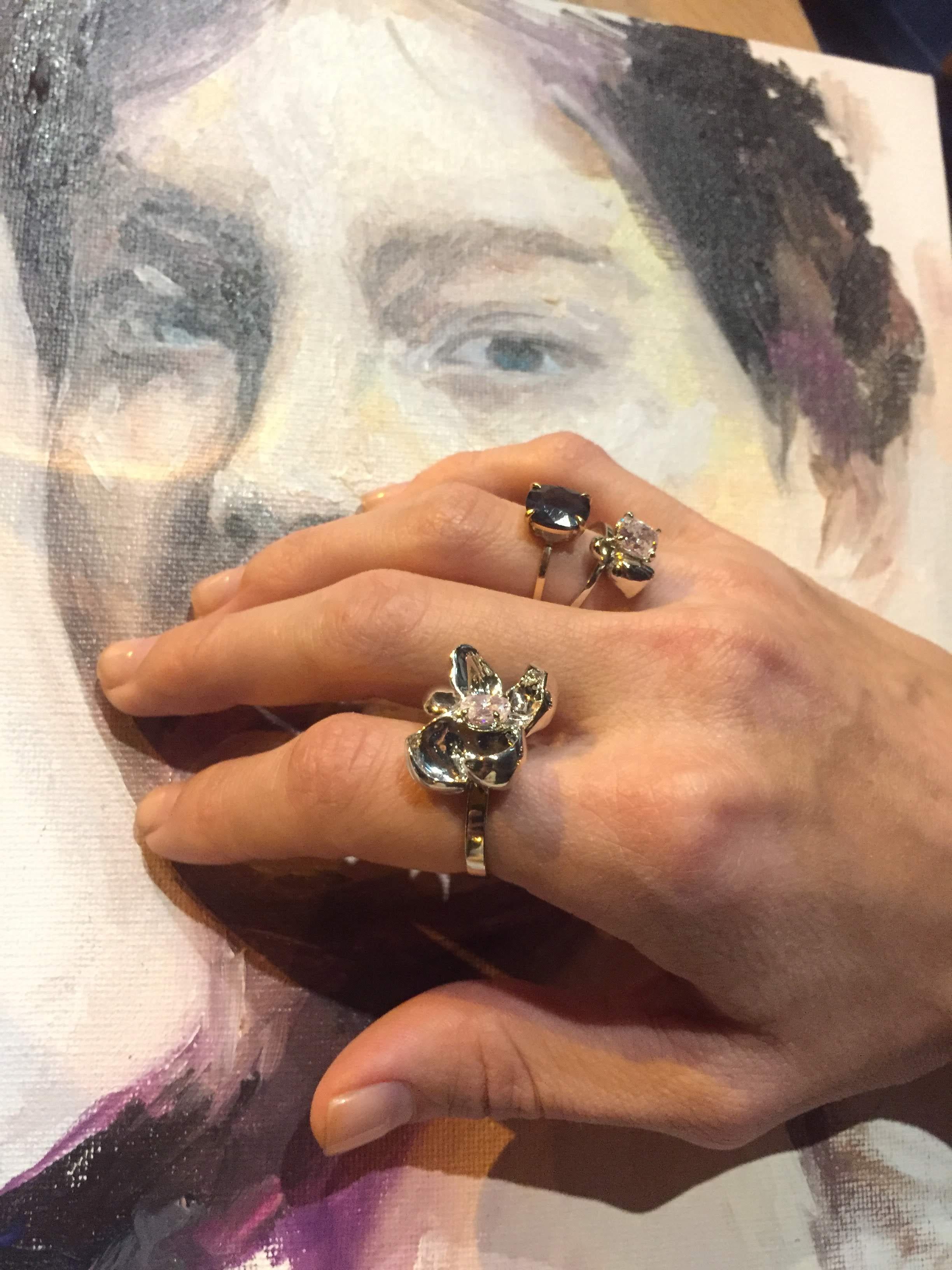 Verlobungsring aus Gelbgold mit Magnolien und einem Karat gelbem Diamant im Angebot 2