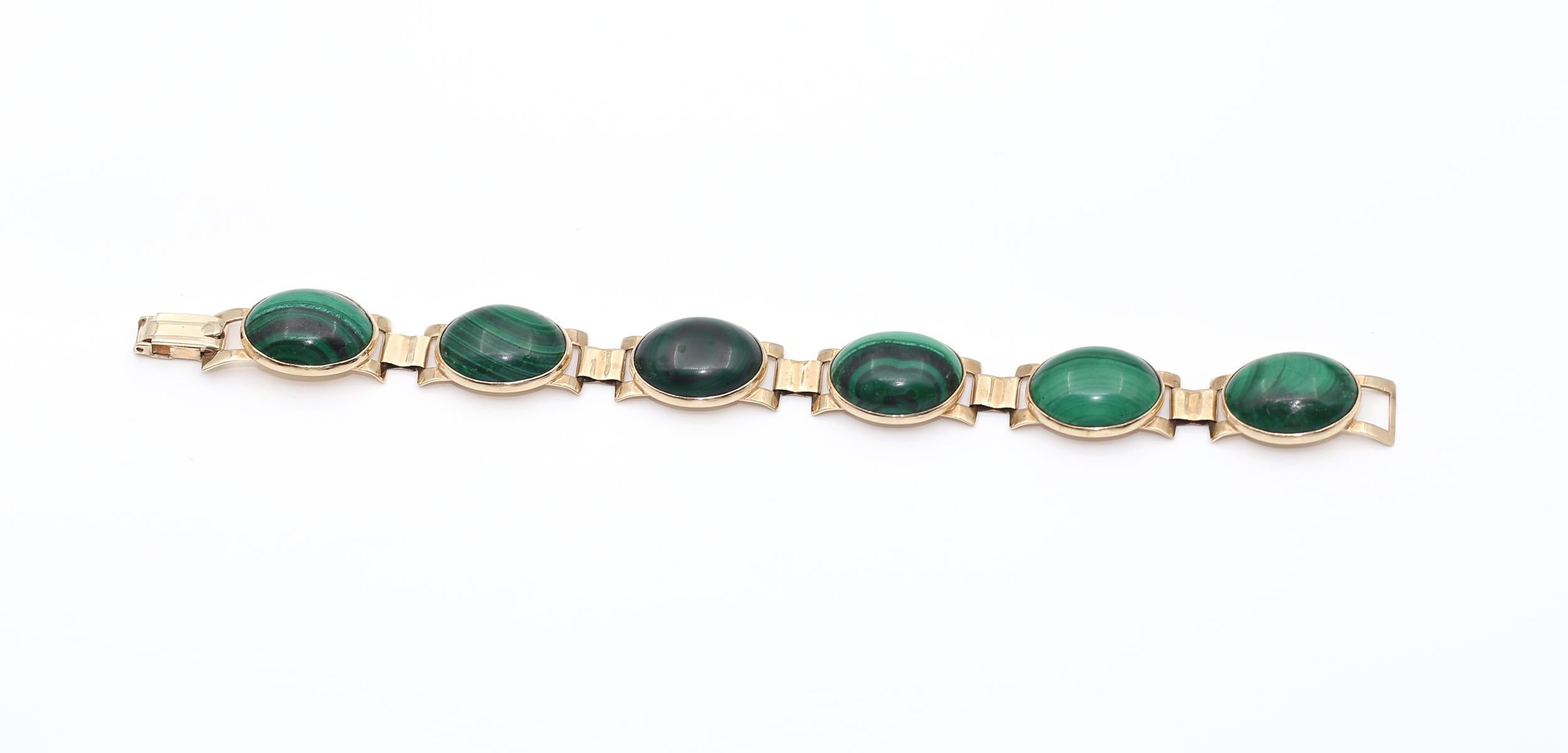 Or jaune et  Bracelet en malachite. Créée vers 1940 par le joaillier norvégien Haglund, marquée et estampillée, or jaune 9 carats. Chaque maillon du bracelet n'est pas fixé à l'autre, ce qui lui confère une grande souplesse et lui permet de tenir