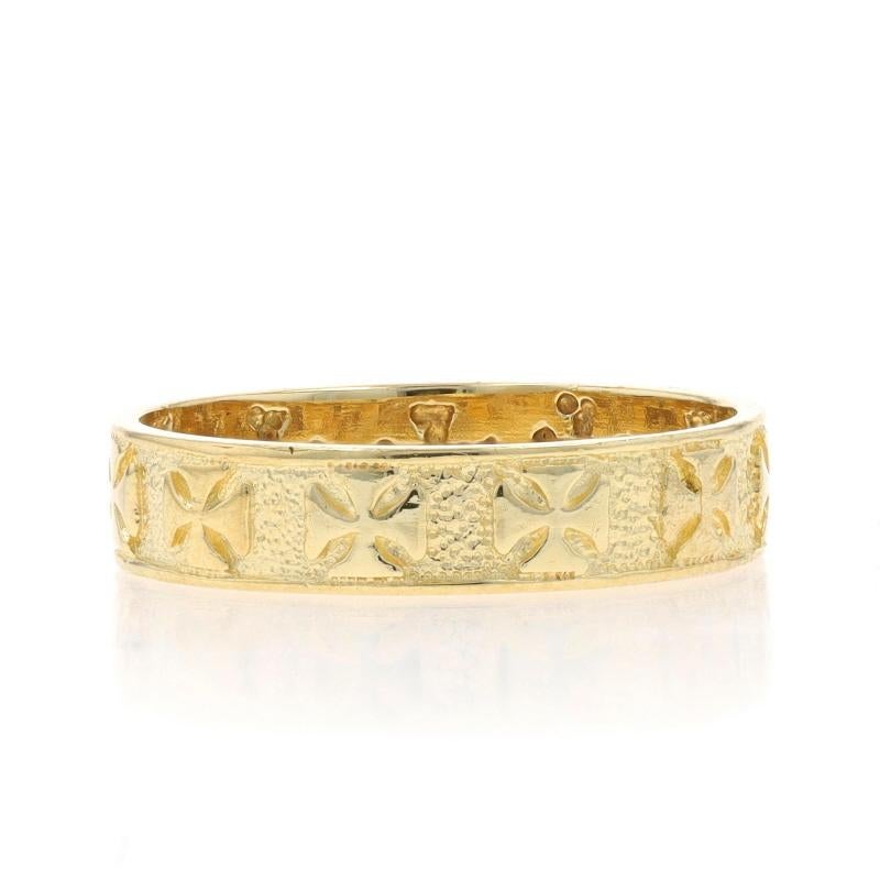 Größe: 7 3/4

Metallgehalt: 10k Gelbgold

Stil: Statement-Band
Thema: Malteserkreuz, Glaube
Merkmale: Stapelbares Design mit strukturierten Details

Messungen

Höhe der Oberfläche (von Norden nach Süden): 3/16