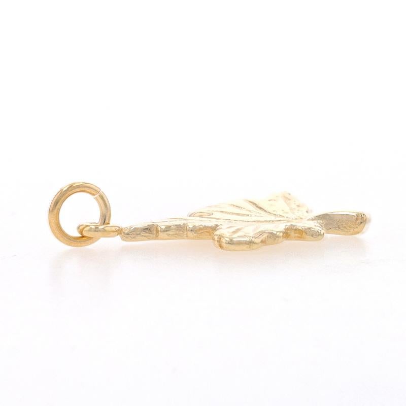 Yellow Gold Maple Leaf Charm - 14k Botanical Pendant In Excellent Condition For Sale In Greensboro, NC