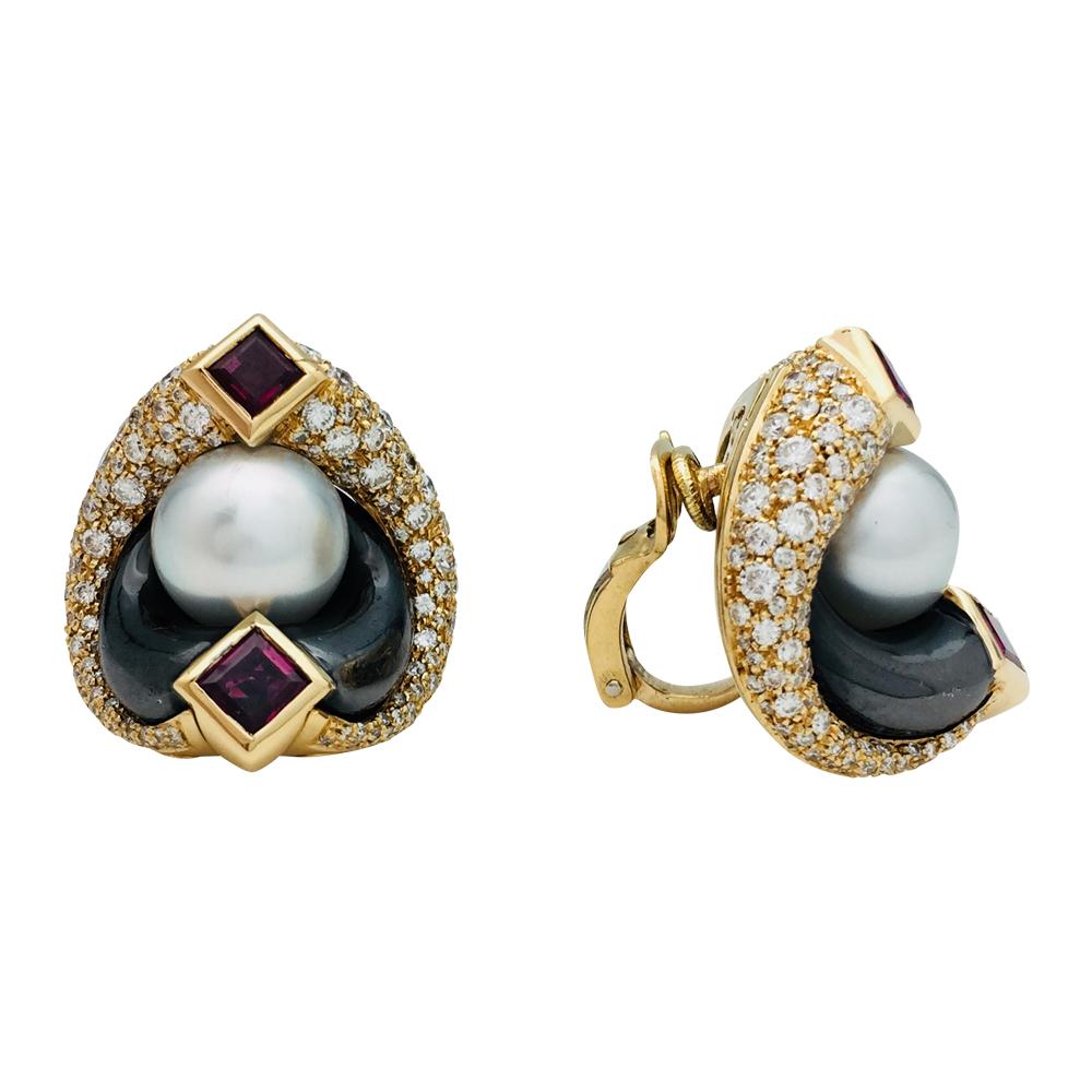 A 750/000 yellow gold Marina B. earrings centred by white cultured pearls and enhanced with pavé set diamonds, rubies and hematites.
Circa 1989