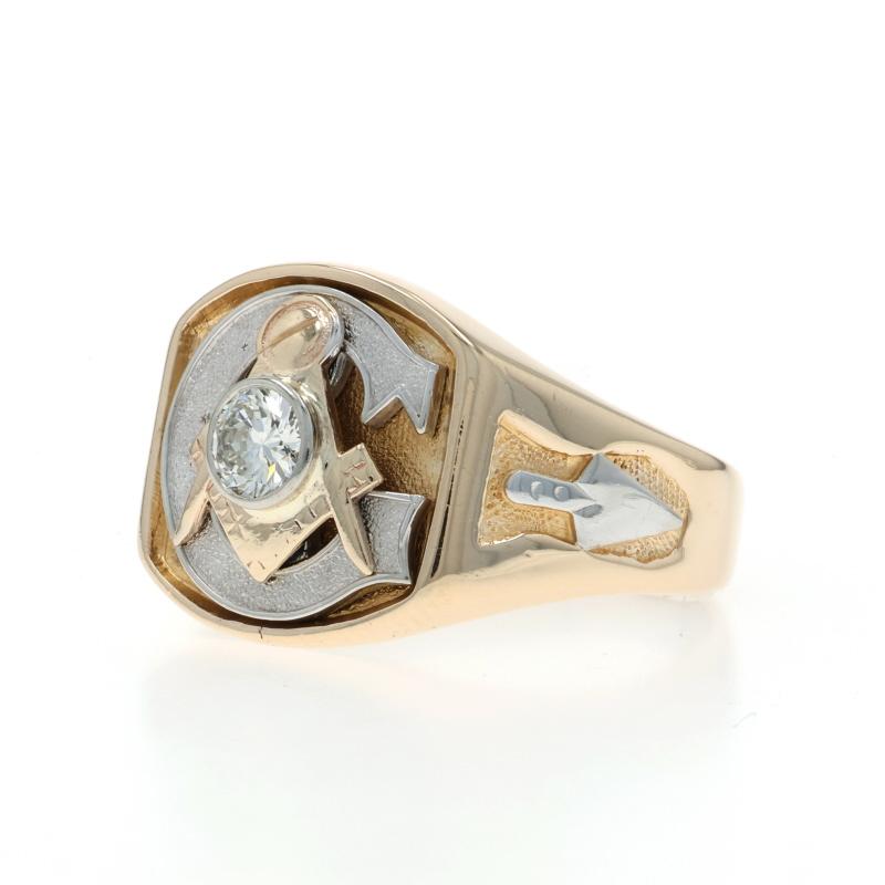 Anillo de oro amarillo masónico de la logia azul para hombre - 10k Diamante redondo .33ct en Excelente estado para la venta en Greensboro, NC