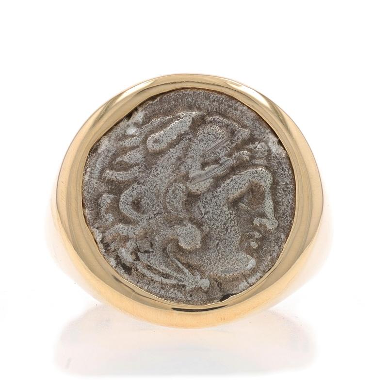 Taille : 10
Note : Veuillez nous contacter pour un devis de redimensionnement.

Contenu du métal : Or jaune 14k et argent

Style : Bague d'affirmation en forme de pièce de monnaie
Thème : Alexander le Grand, Hercule et Zeus

Mesures
Hauteur de la