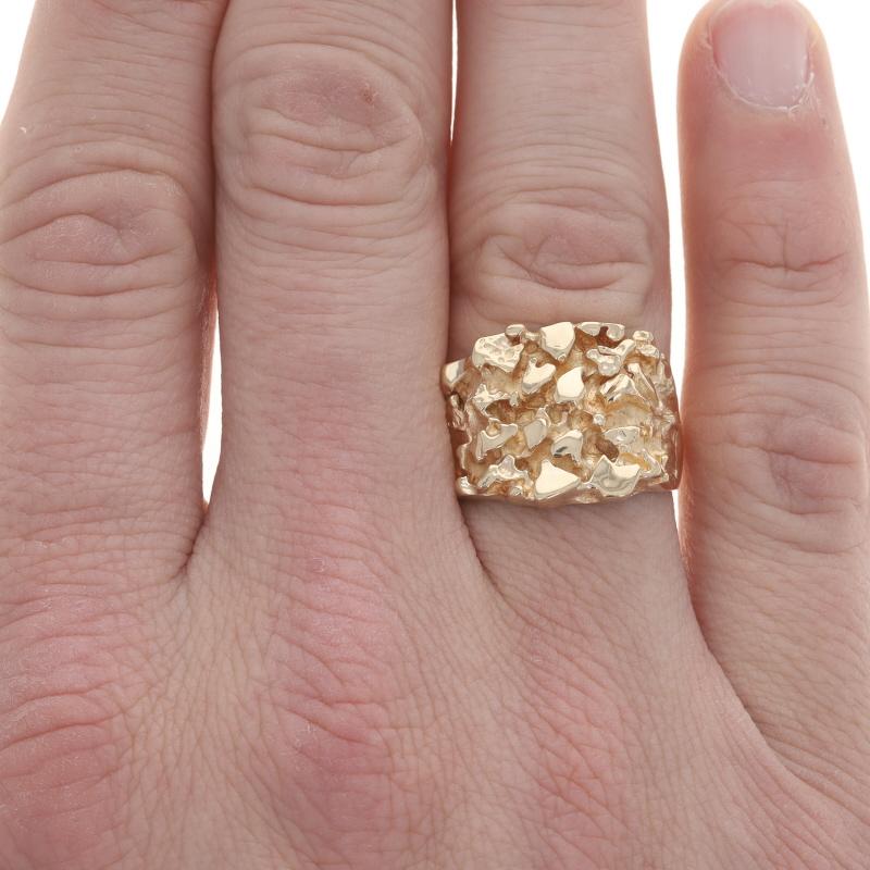 Gelbgold Herrenring mit Nugget-Struktur - 14k Statement im Zustand „Hervorragend“ in Greensboro, NC