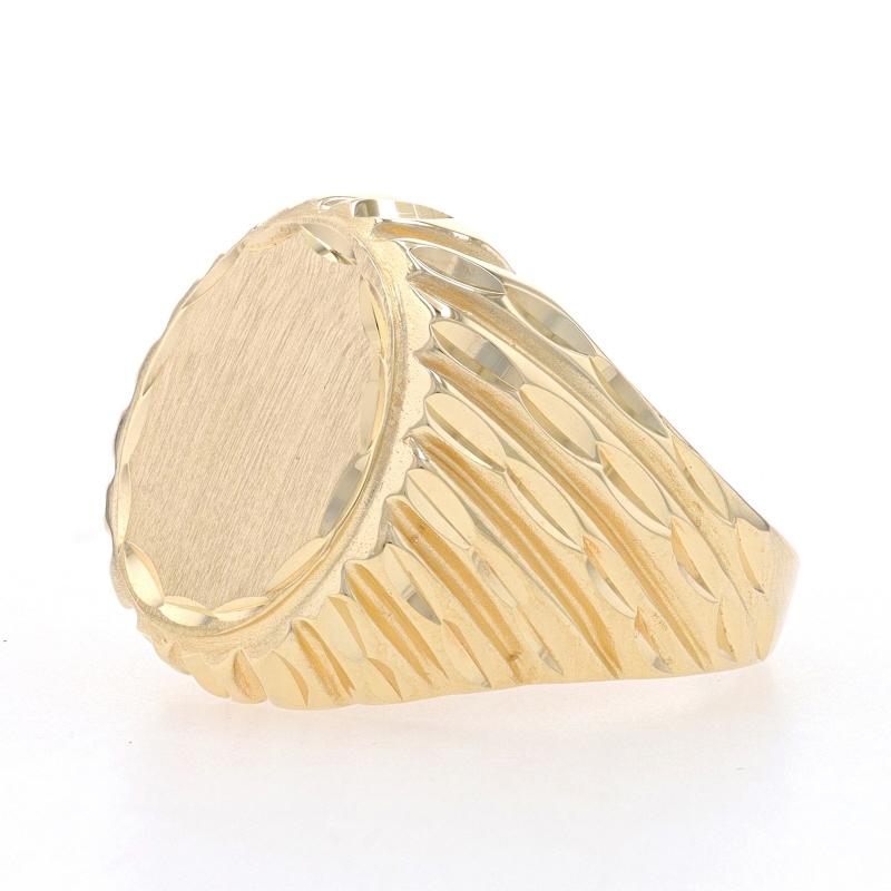 Yellow Gold Men's Oval Signet Ring - 14k Stripes Engravable In Excellent Condition For Sale In Greensboro, NC