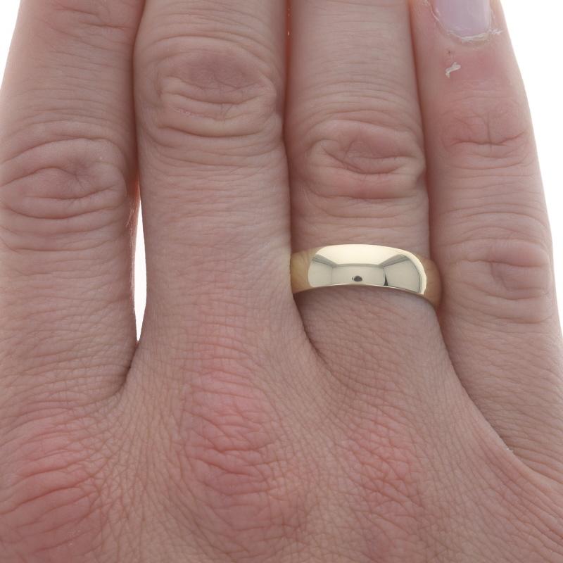 Yellow Gold Men's Wedding Band - 10k Comfort Fit Ring In Excellent Condition For Sale In Greensboro, NC