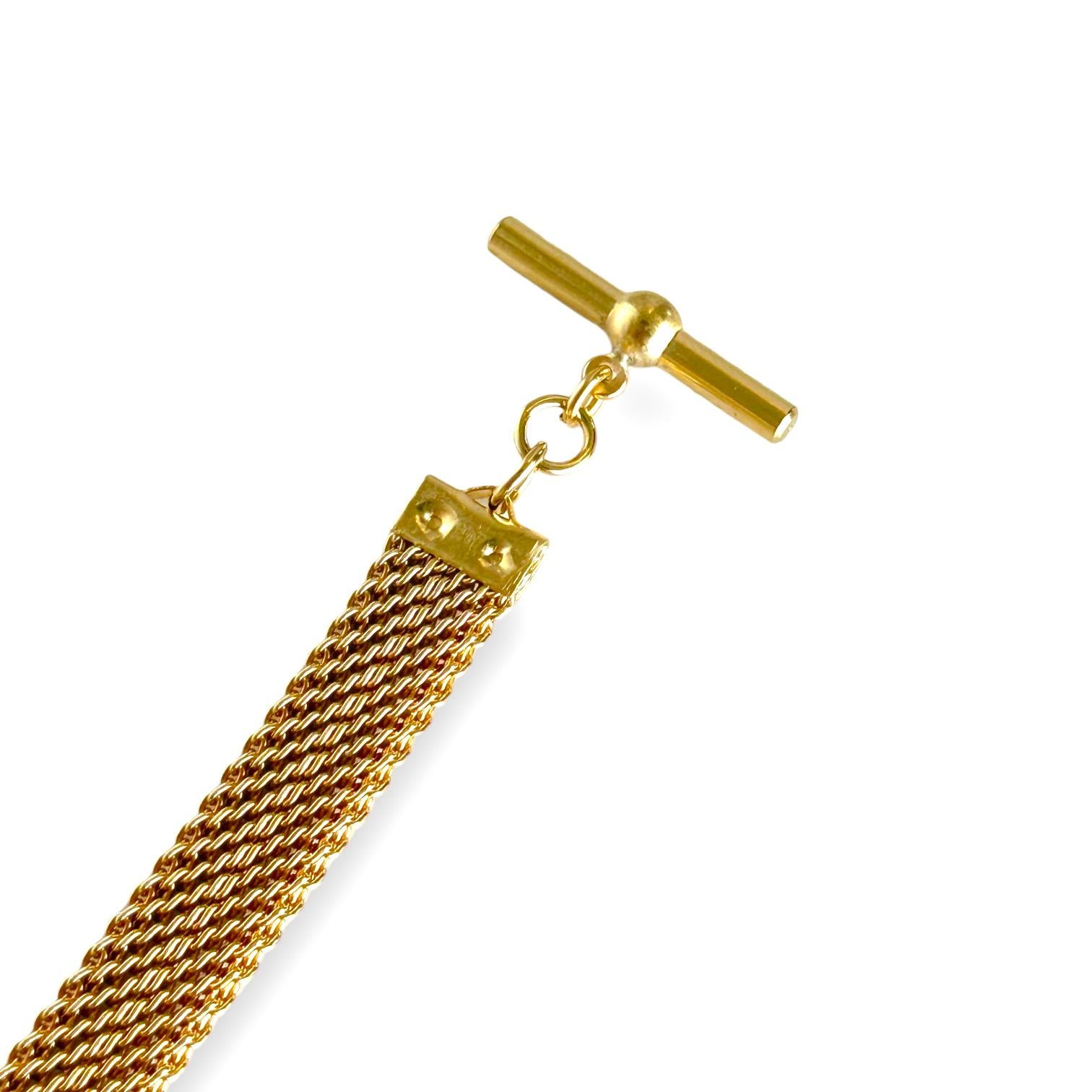 Bracelet vintage en maille victorienne de couleur or jaune.
Longueur du bracelet : 6.25 inches/16 cm.
Largeur de la chaîne : 8,83 mm.
Métal : cuivre.
Poids total 17.20 grammes.