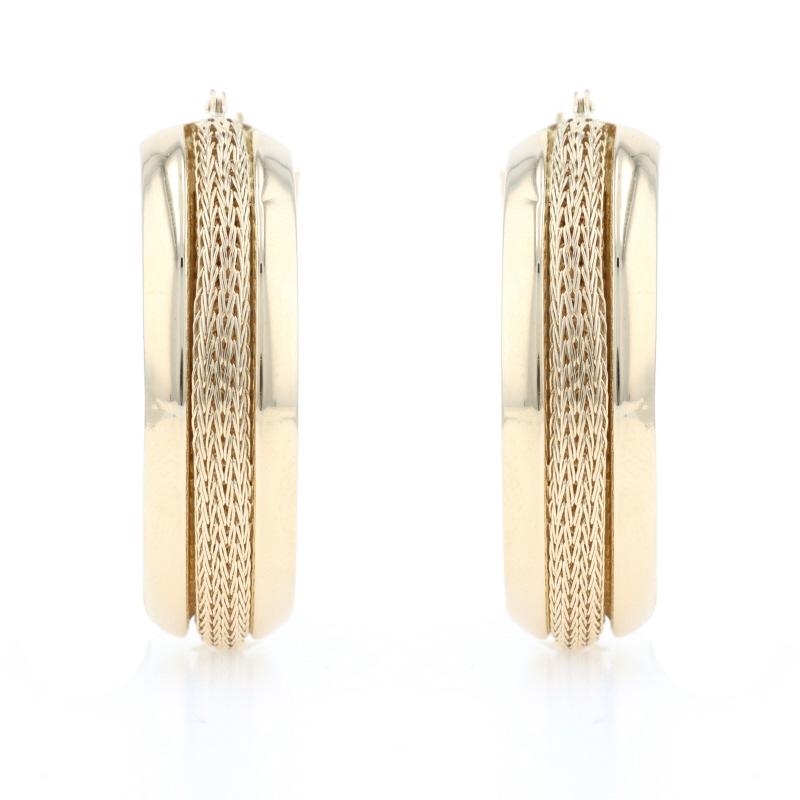 Boucles d'oreilles en or jaune à rayures en maille 14k Chaîne percée Excellent état - En vente à Greensboro, NC