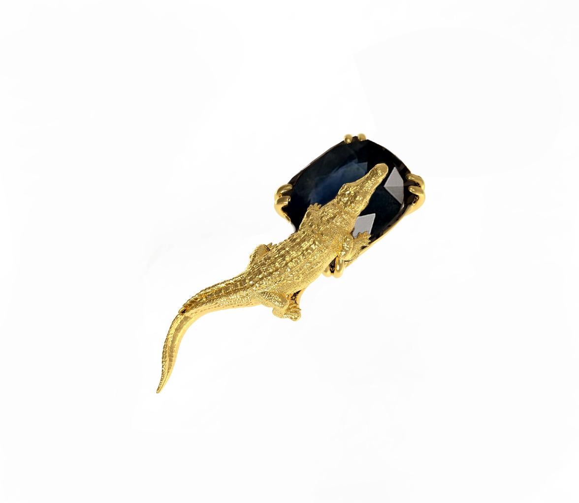 Yellow Gold Mesopotamian Brooch with Dark Blue Sapphire In New Condition For Sale In Berlin, DE