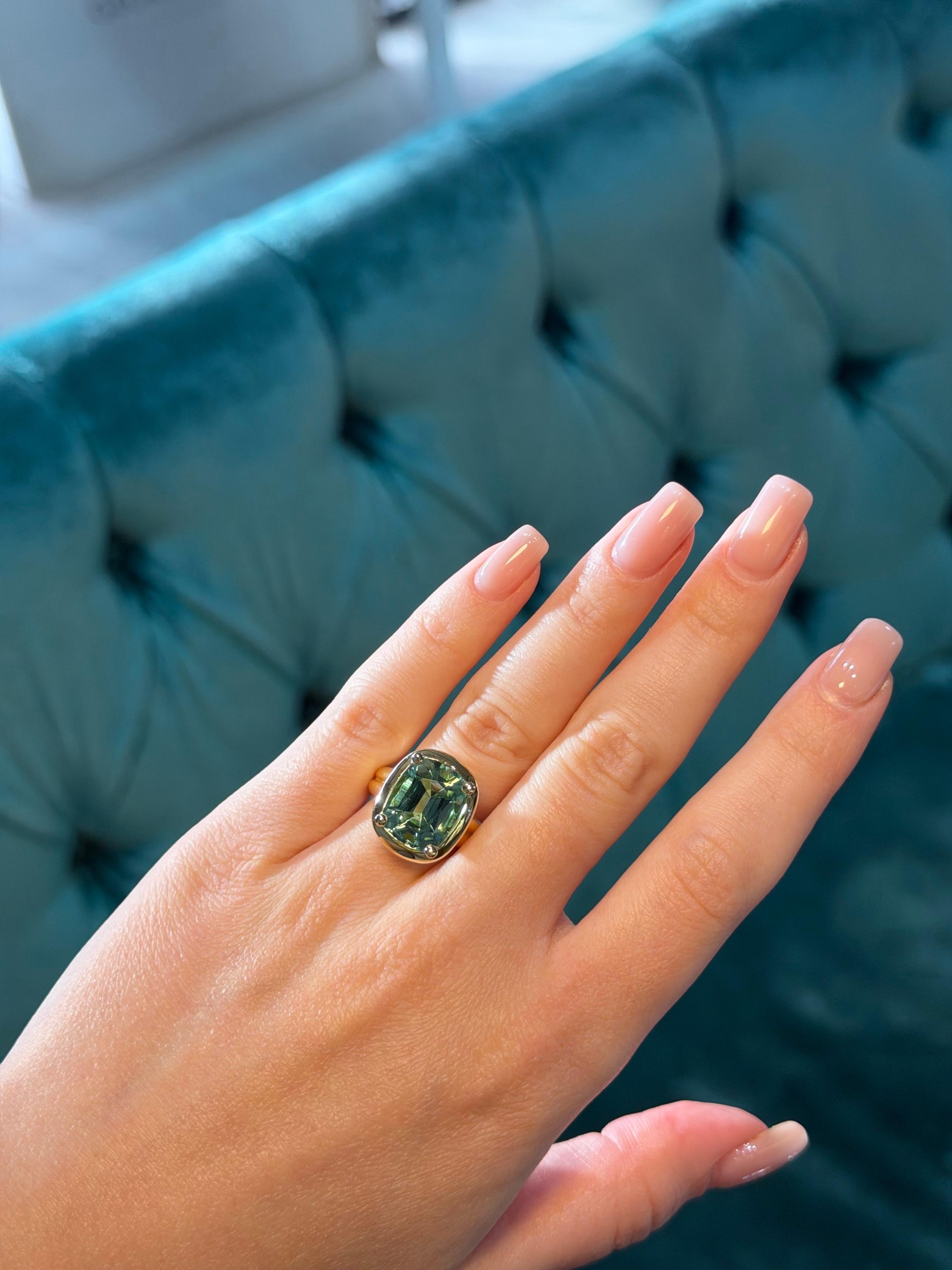 Gelbgold Mintgrüner Turmalin Moderner breiter Bandring (Smaragdschliff) im Angebot