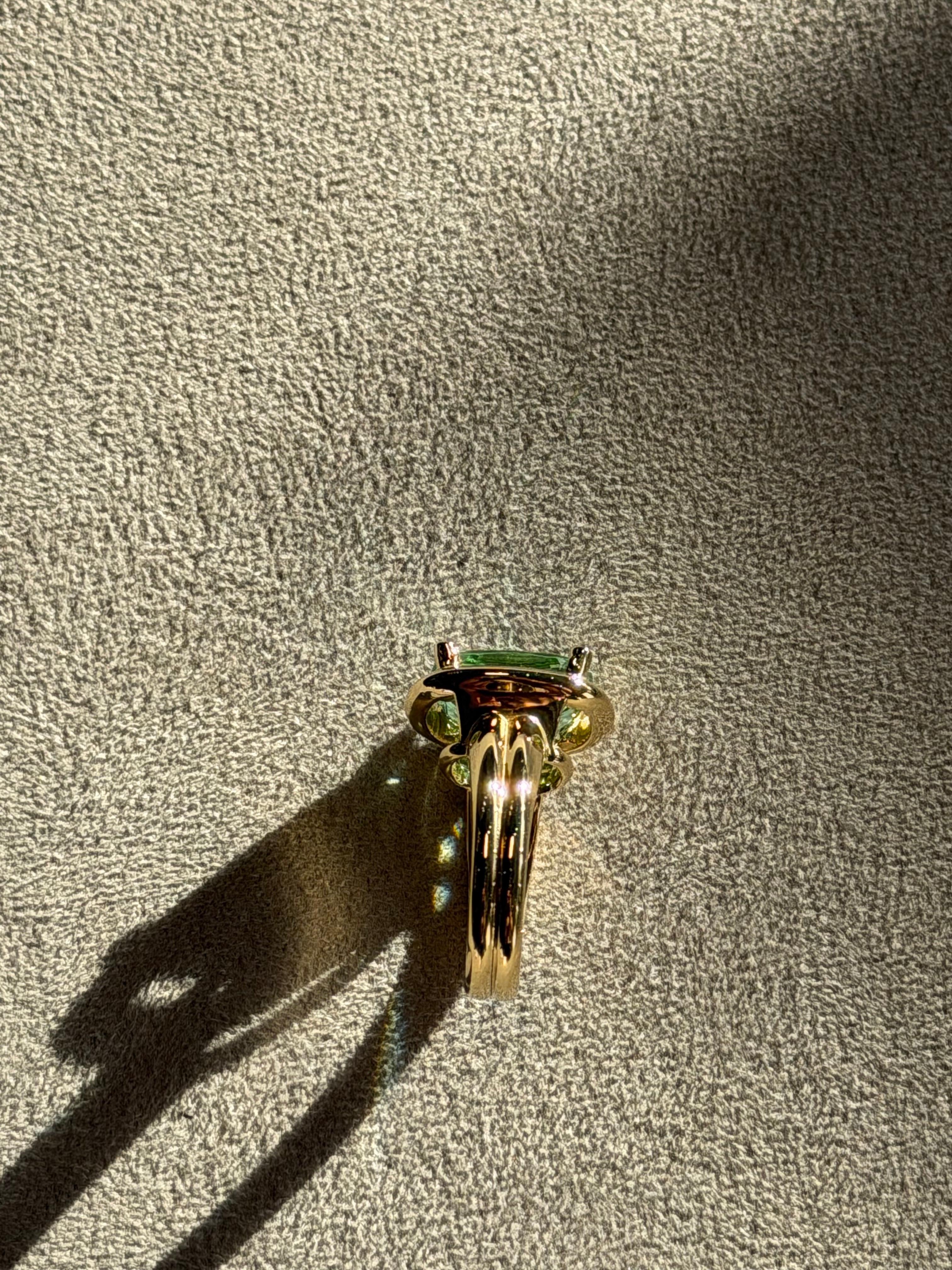 Gelbgold Mintgrüner Turmalin Moderner breiter Bandring im Angebot 1