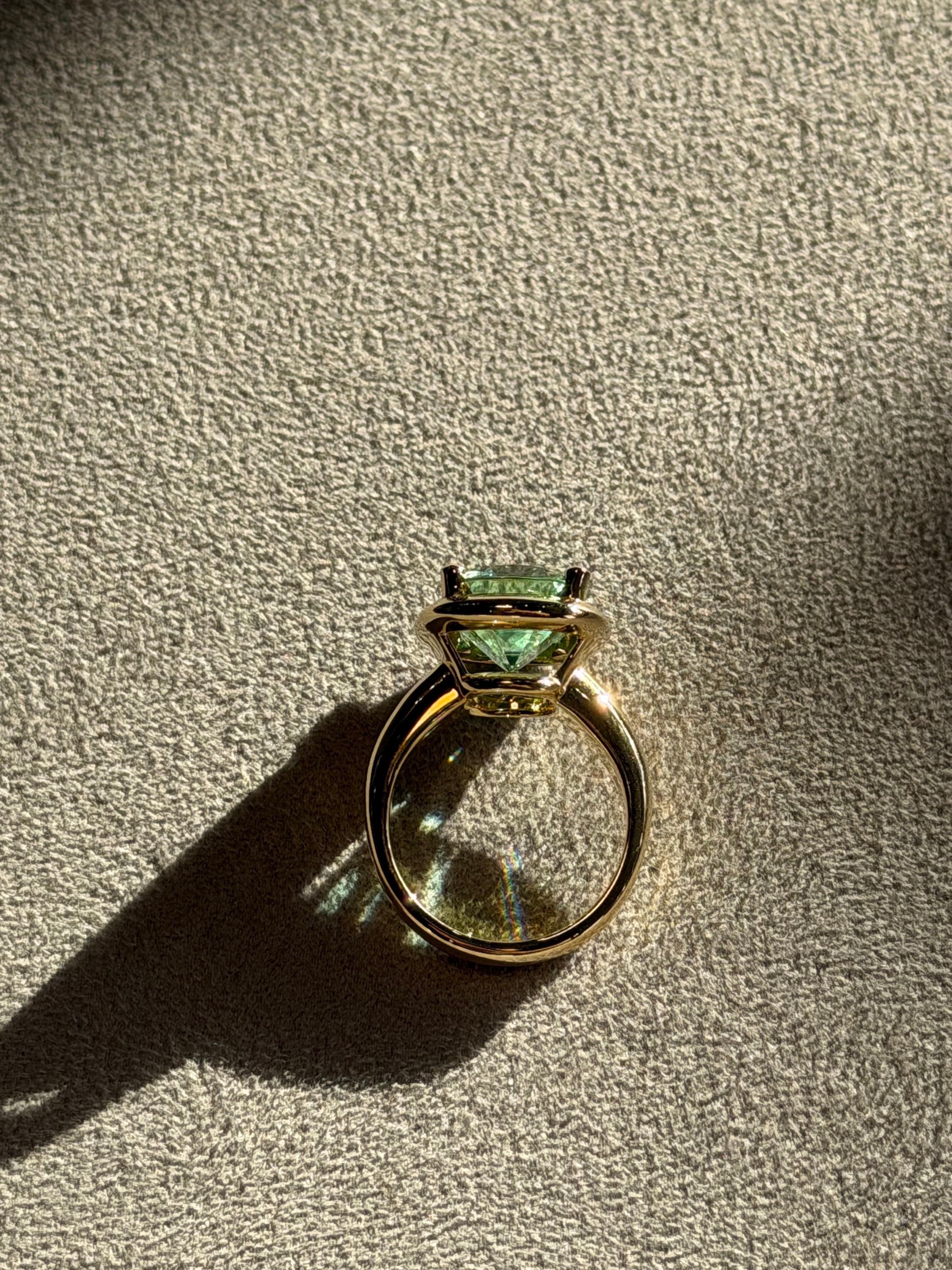 Gelbgold Mintgrüner Turmalin Moderner breiter Bandring im Angebot 3