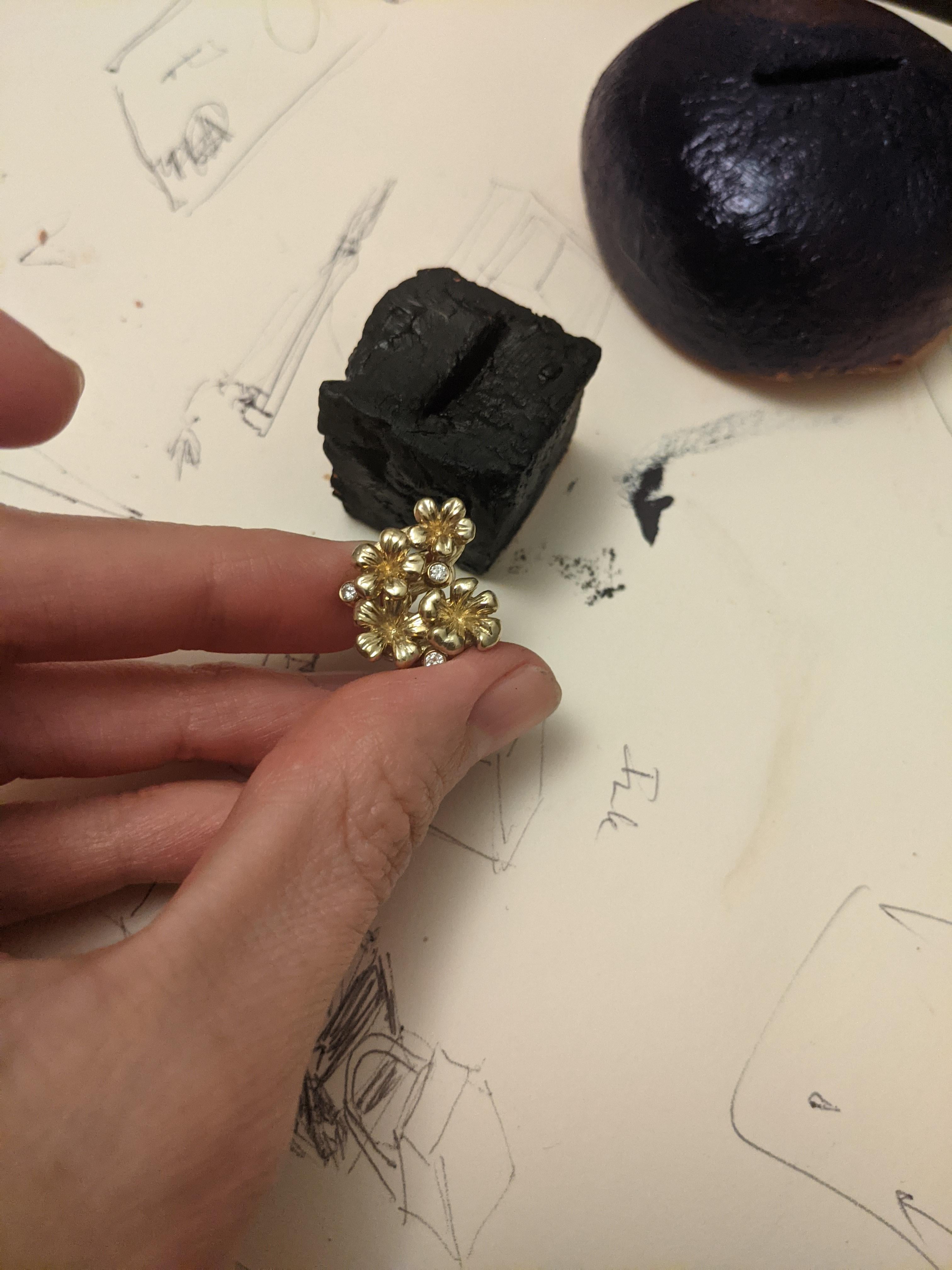 Collier pendentif de style moderne en or jaune avec fleurs de prune transformées et diamants en vente 8
