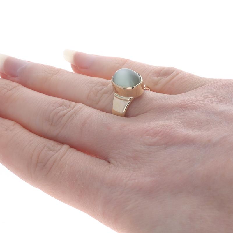 Taille ovale Bague solitaire en or jaune 14 carats avec cabochon ovale 4,10 carats en vente
