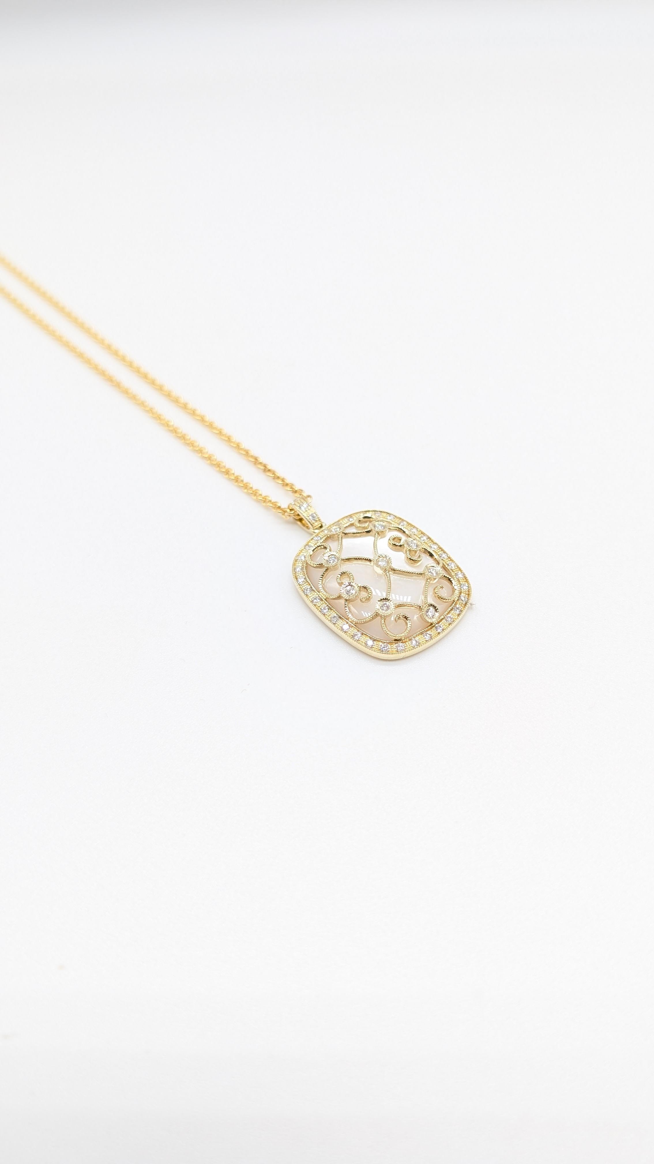 Ce superbe collier pendentif présente un design rectangulaire aux bords doucement arrondis, réalisé en or 14k et suspendu à une chaîne de 18 pouces. La pièce centrale met en valeur une nacre naturelle lumineuse de 12,05 carats, d'un éclat irisé