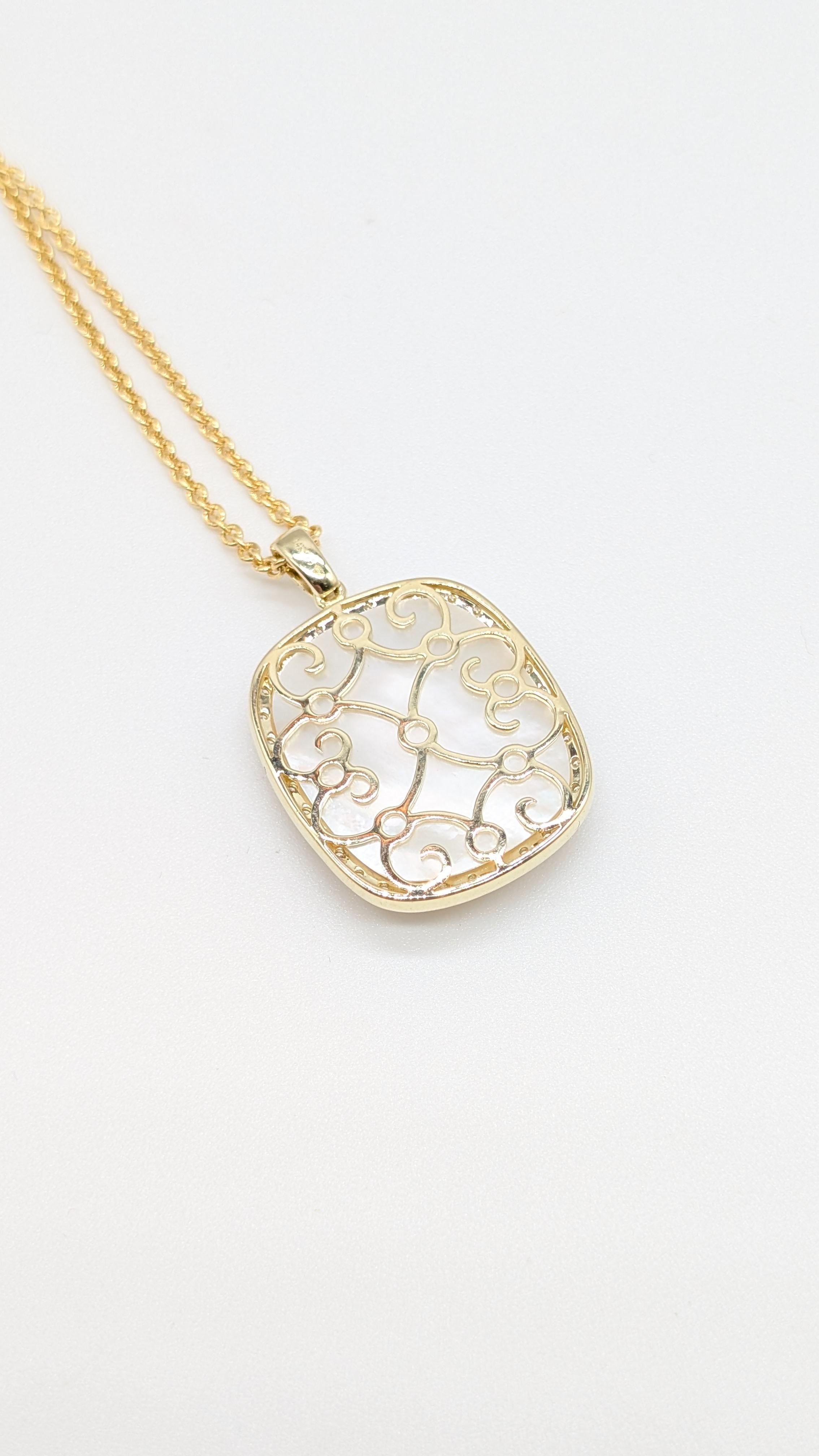 Taille ronde Collier en or jaune avec pendentif en nacre et diamants en vente