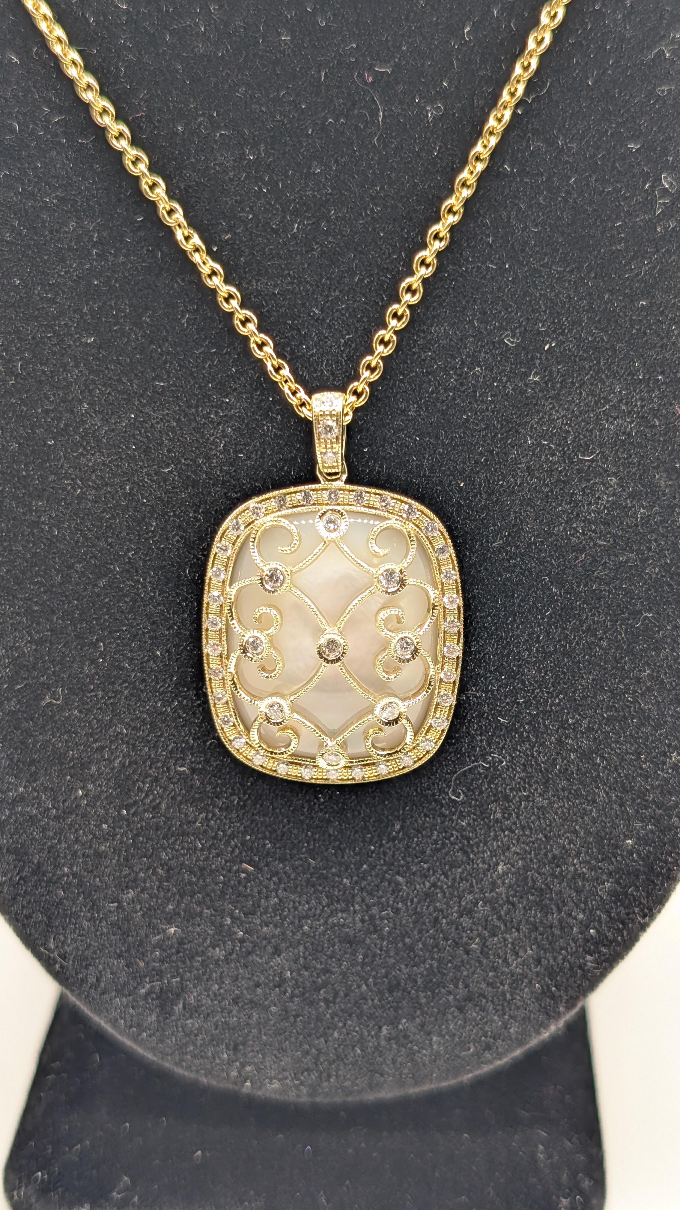 Collier en or jaune avec pendentif en nacre et diamants Neuf - En vente à New York, US