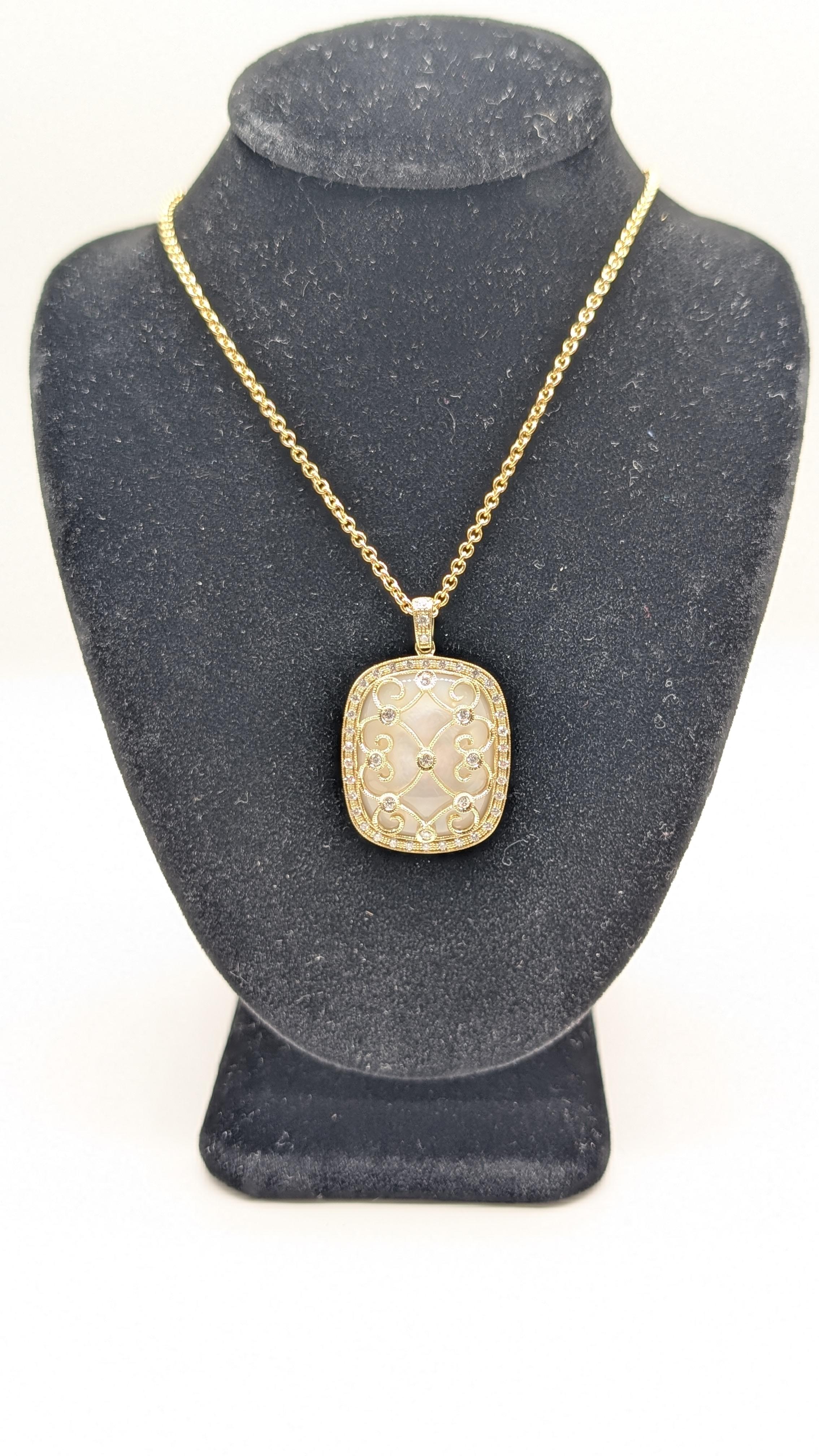 Collier en or jaune avec pendentif en nacre et diamants Pour femmes en vente