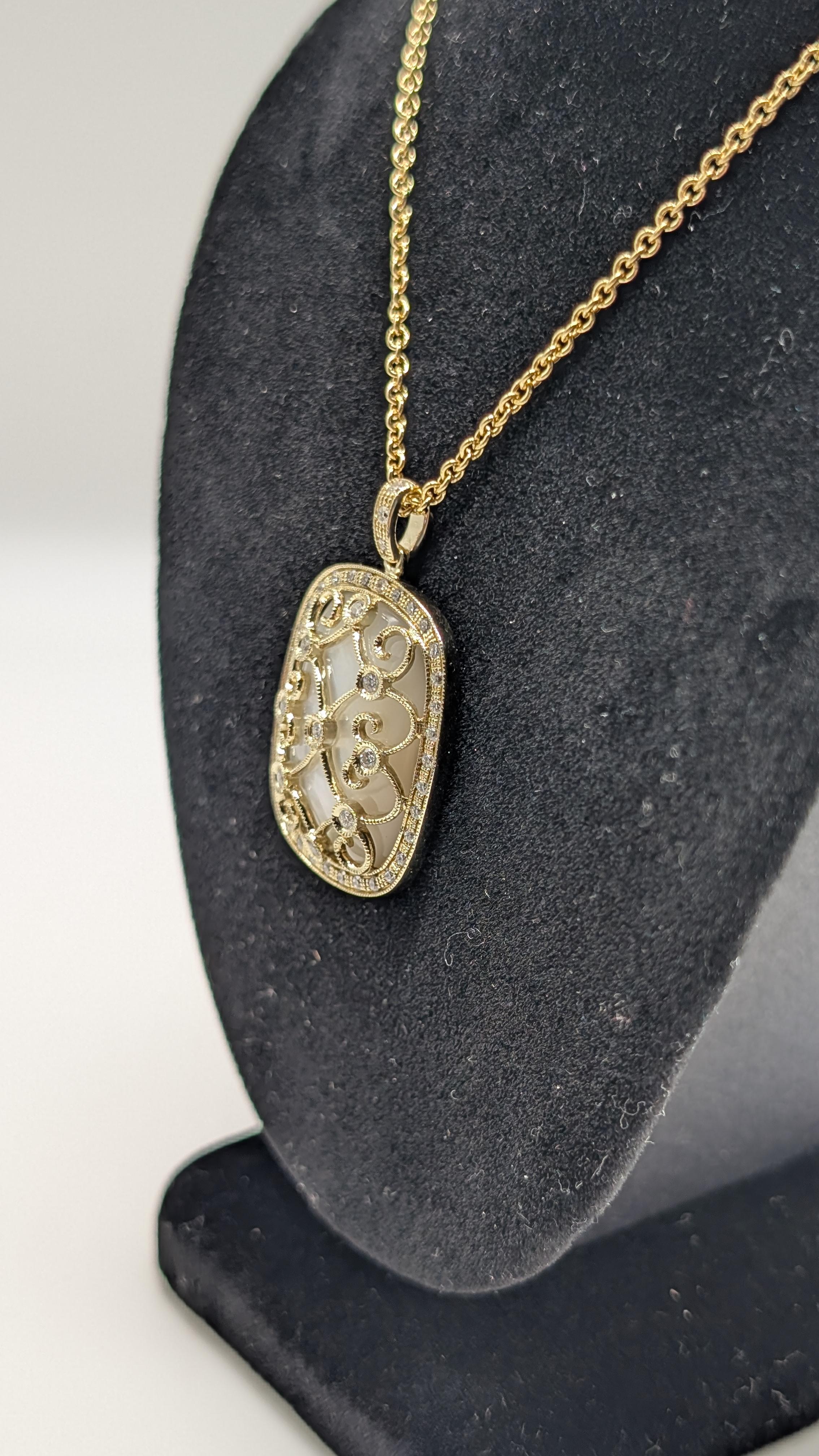 Collier en or jaune avec pendentif en nacre et diamants en vente 1