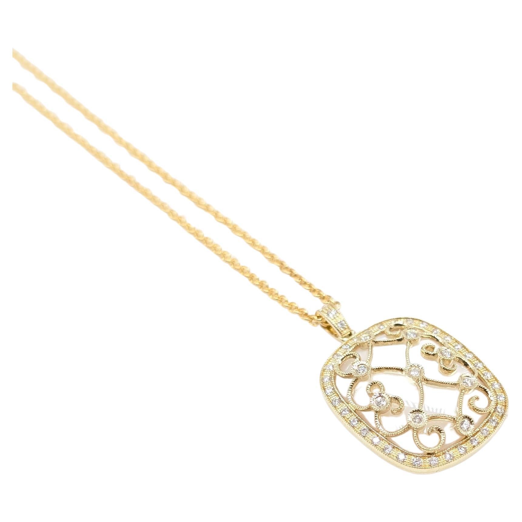 Collier en or jaune avec pendentif en nacre et diamants en vente