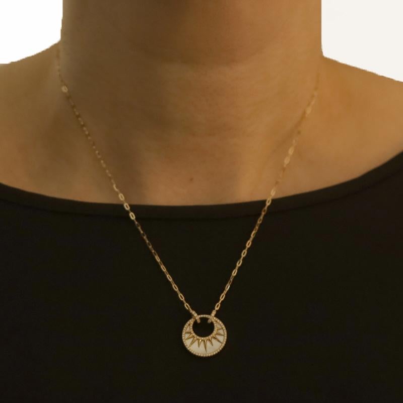 Contenu du métal : Or jaune 14k

Informations sur les pierres

Nacre naturelle

Diamants naturels
Carat(s) : .26ctw
Taille : Brilliante simple et ronde
Couleur : G
Clarté : VS1 - VS2

Total des carats : .26ctw

Style de chaîne : Paperclip
Style du