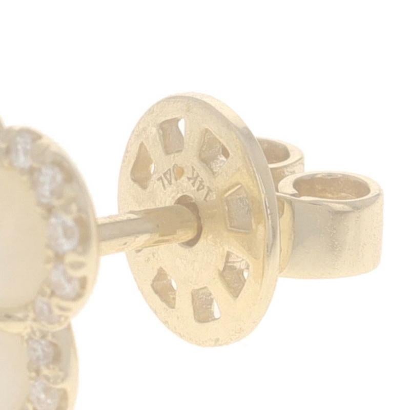 Orecchini a perno a forma di quadrifoglio in oro giallo Madreperla 14k .22ctw in vendita 1