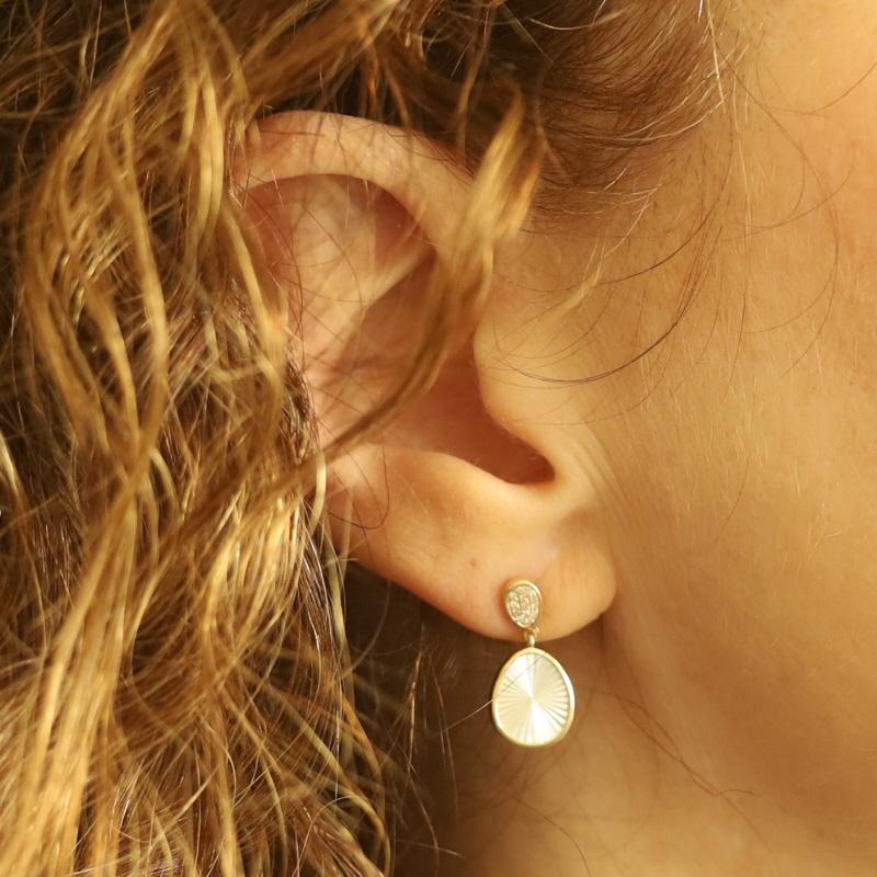 Taglio singolo Orecchini pendenti in oro giallo con diamanti e madreperla - 14 carati - incisi e forati in vendita