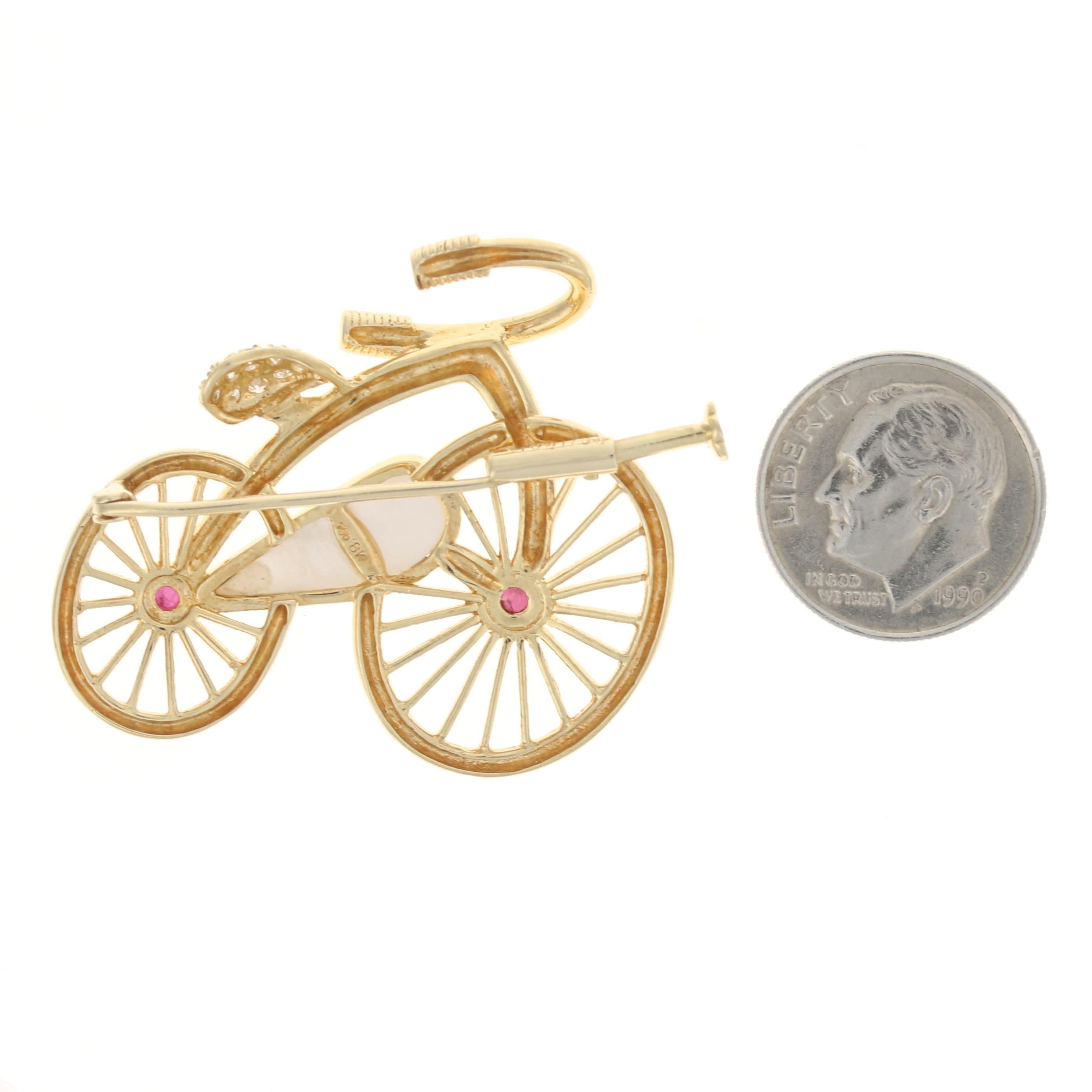 Taille ronde Broche bicyclette en or jaune 18 carats avec nacre, rubis et diamants, poids total de 0,28 carat en vente