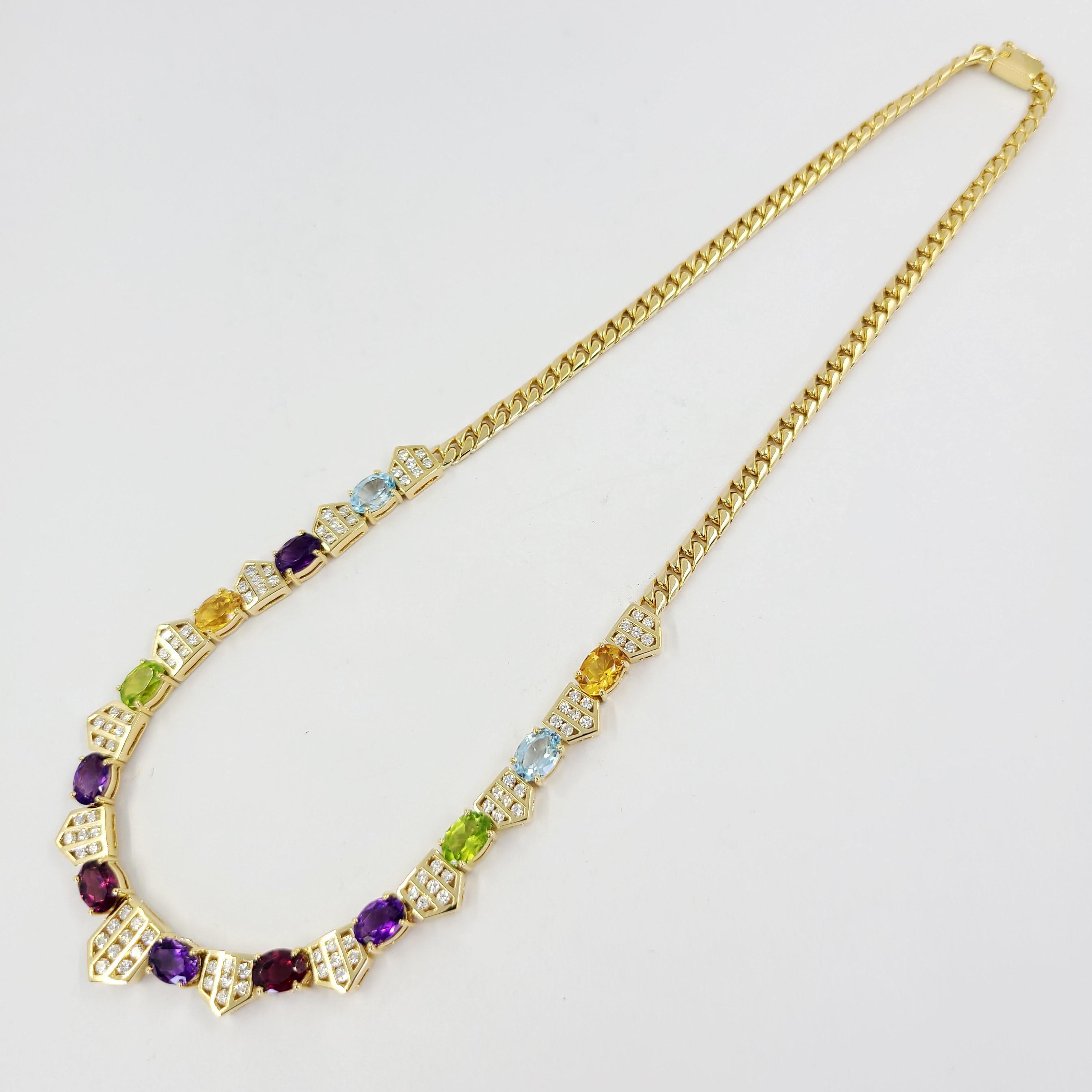 Collier de pierres colorées en or jaune 18 carats comprenant 94 diamants ronds de taille brillante de pureté VS et de couleur G/H totalisant environ 2,00 carats et 12 citrines ovales, grenats, améthystes, péridots et topazes bleues. Chaîne à