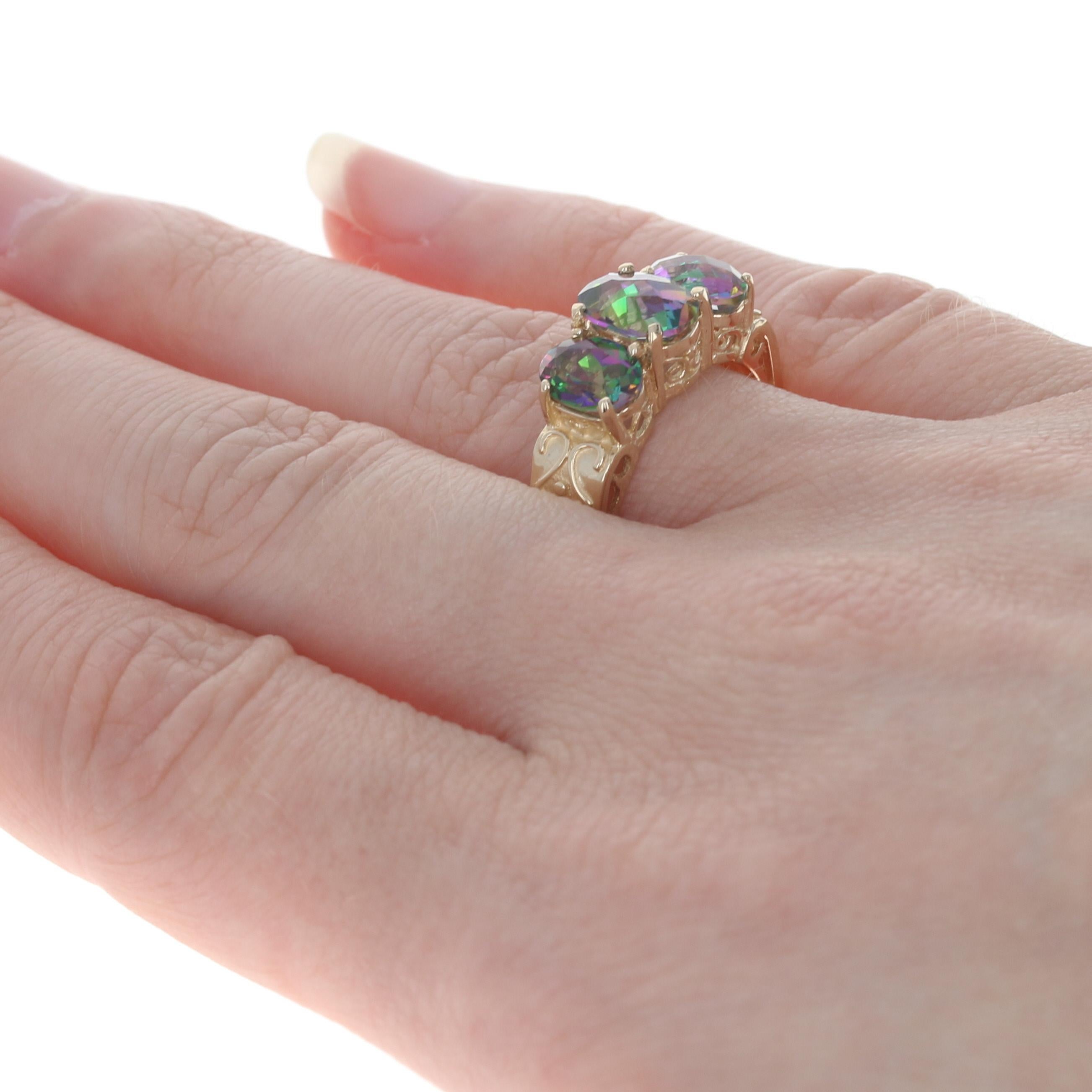 Gelbgold Mystic Topas Drei-Stein-Ring, 14k Oval Kartonschliff 3,80ctw im Zustand „Hervorragend“ in Greensboro, NC