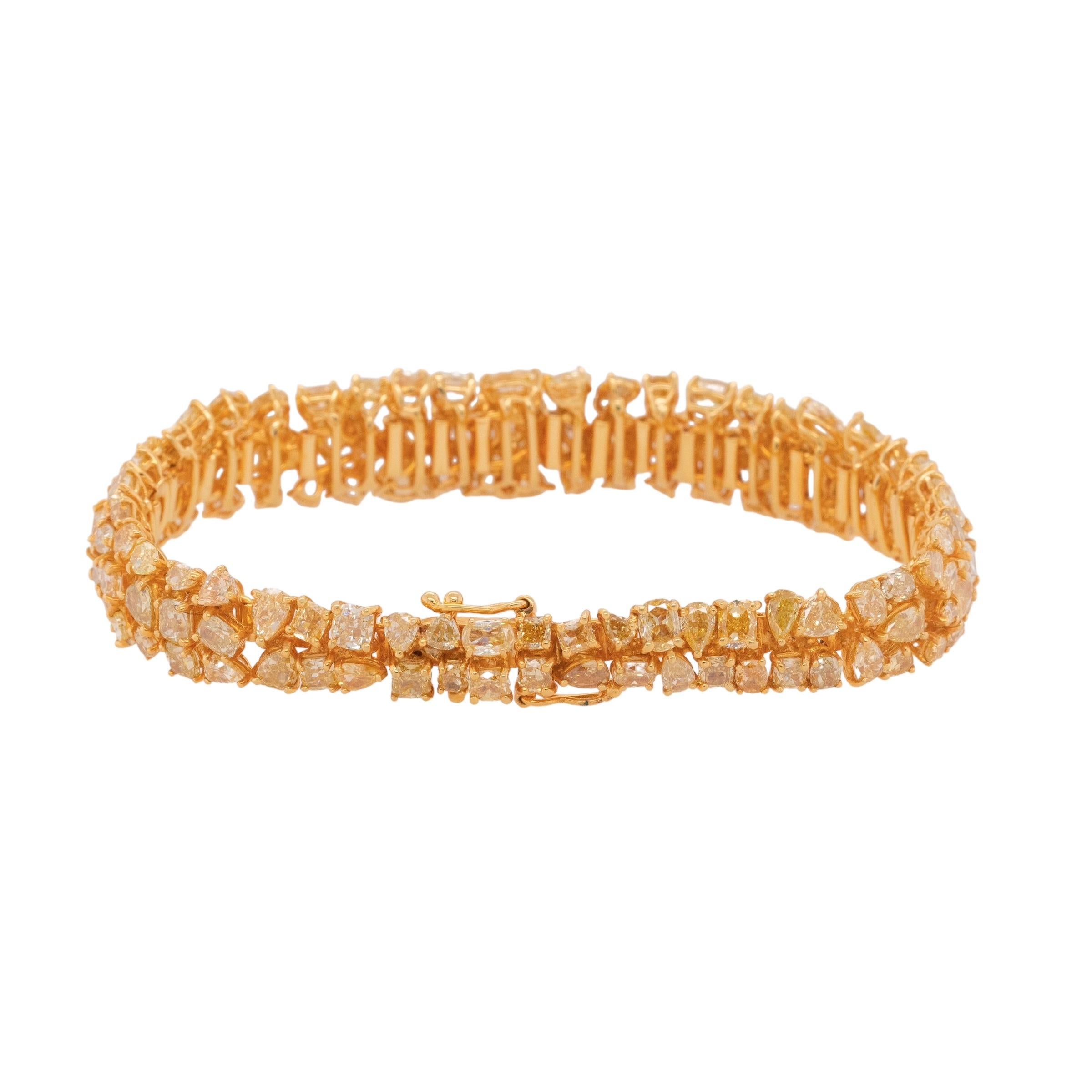 Dieses prachtvolle 7-Zoll-Armband ist ein Beweis f�ür zeitlose Eleganz und raffinierten Luxus. Er wurde fachmännisch aus 18 Karat Gelbgold gefertigt und besticht durch seine atemberaubenden Diamanten im natürlichen Mischschliff mit einem