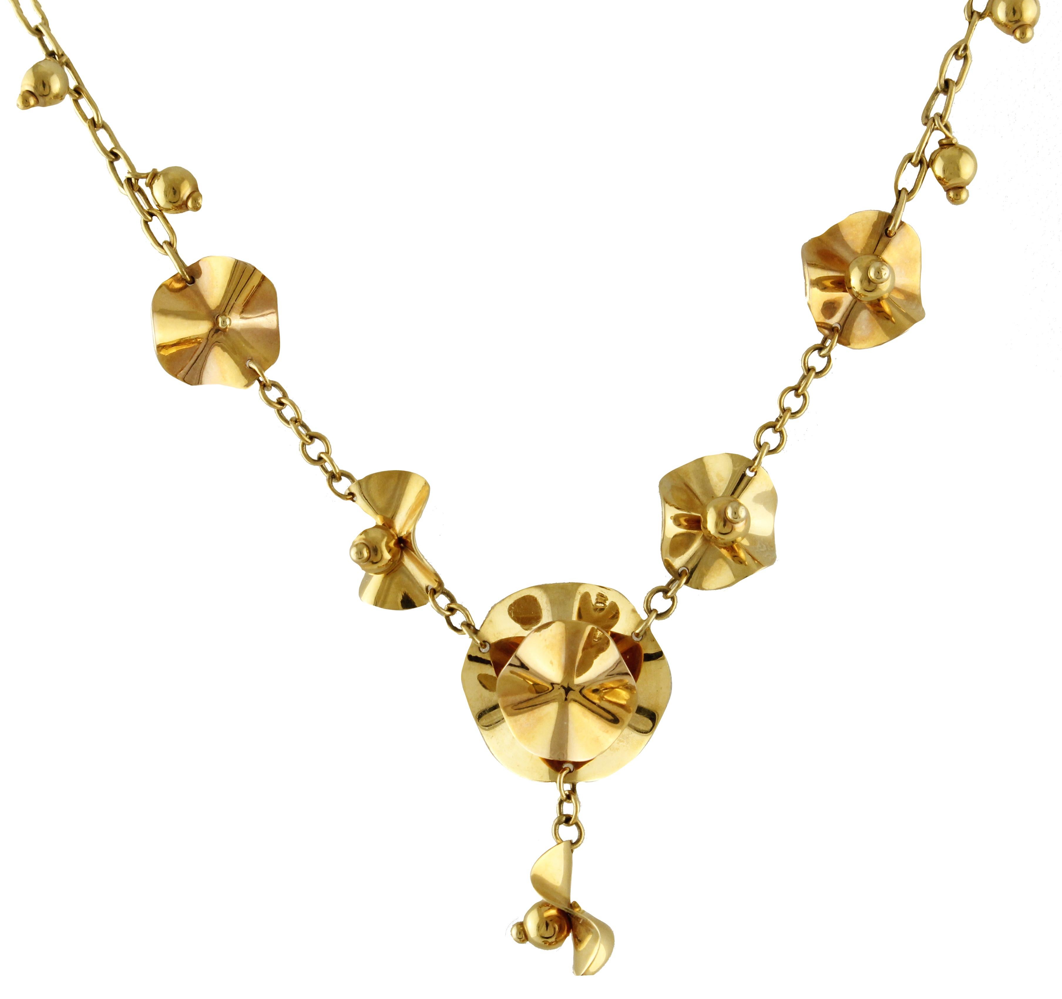 Beautiful necklace in 18 kt yellow gold. The length is 40 cm, with 8 cm pending details.
Total weight g 21.10
RF + fgri
