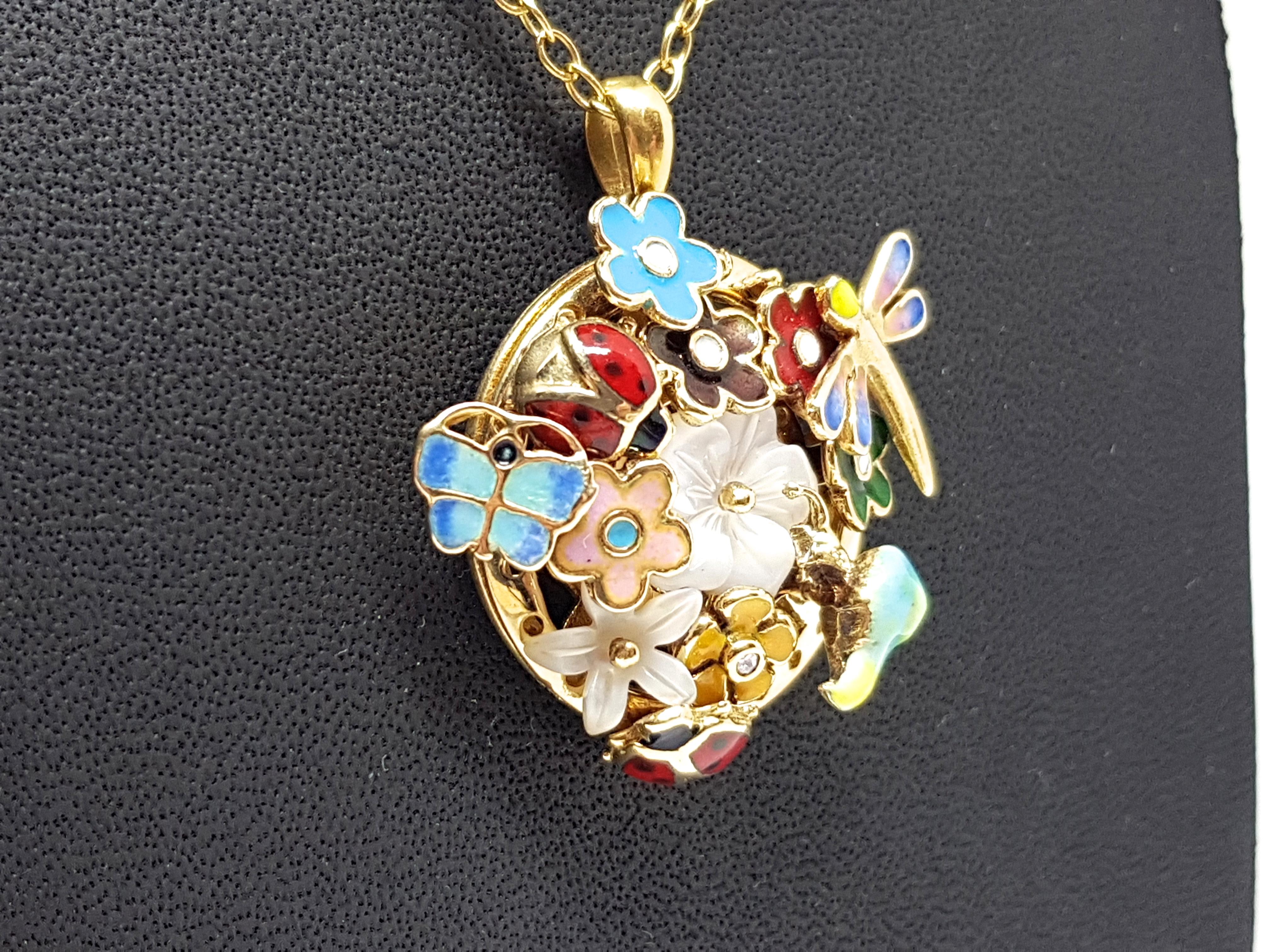 Yellow Gold Necklace Mother of Pearl Diamond Multi-Color Enamel Pendant In New Condition For Sale In Antwerp, BE