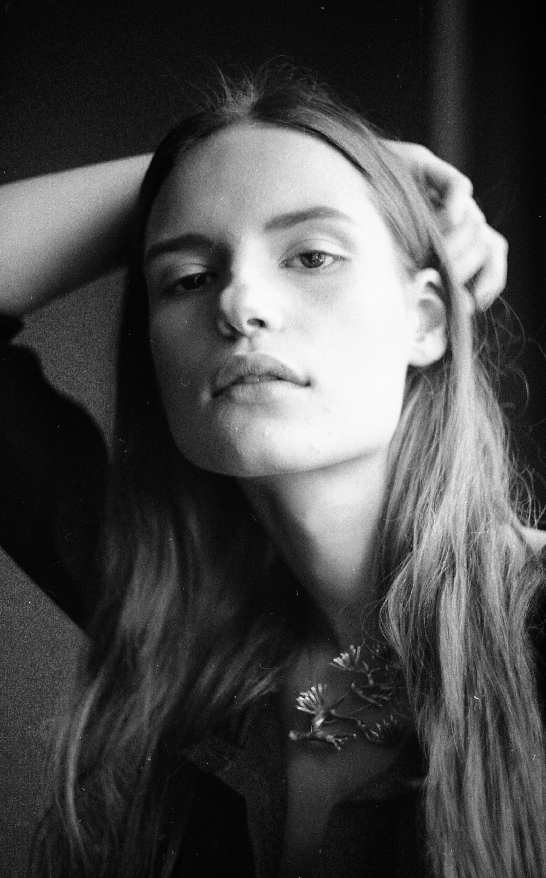 Vogue Halskette aus Gelbgold mit Kiefernholz von der Künstlerin für Damen oder Herren im Angebot