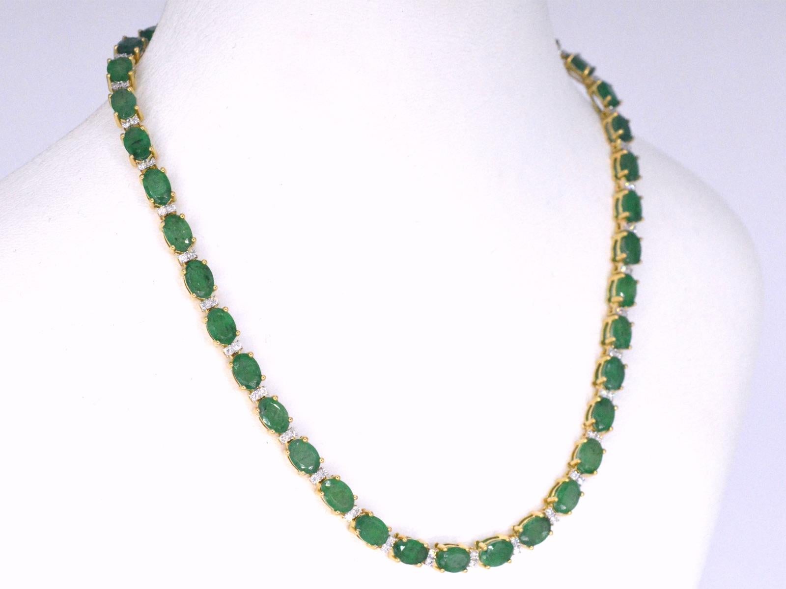 Halskette aus Gelbgold mit Diamanten und Smaragd (Brillantschliff) im Angebot