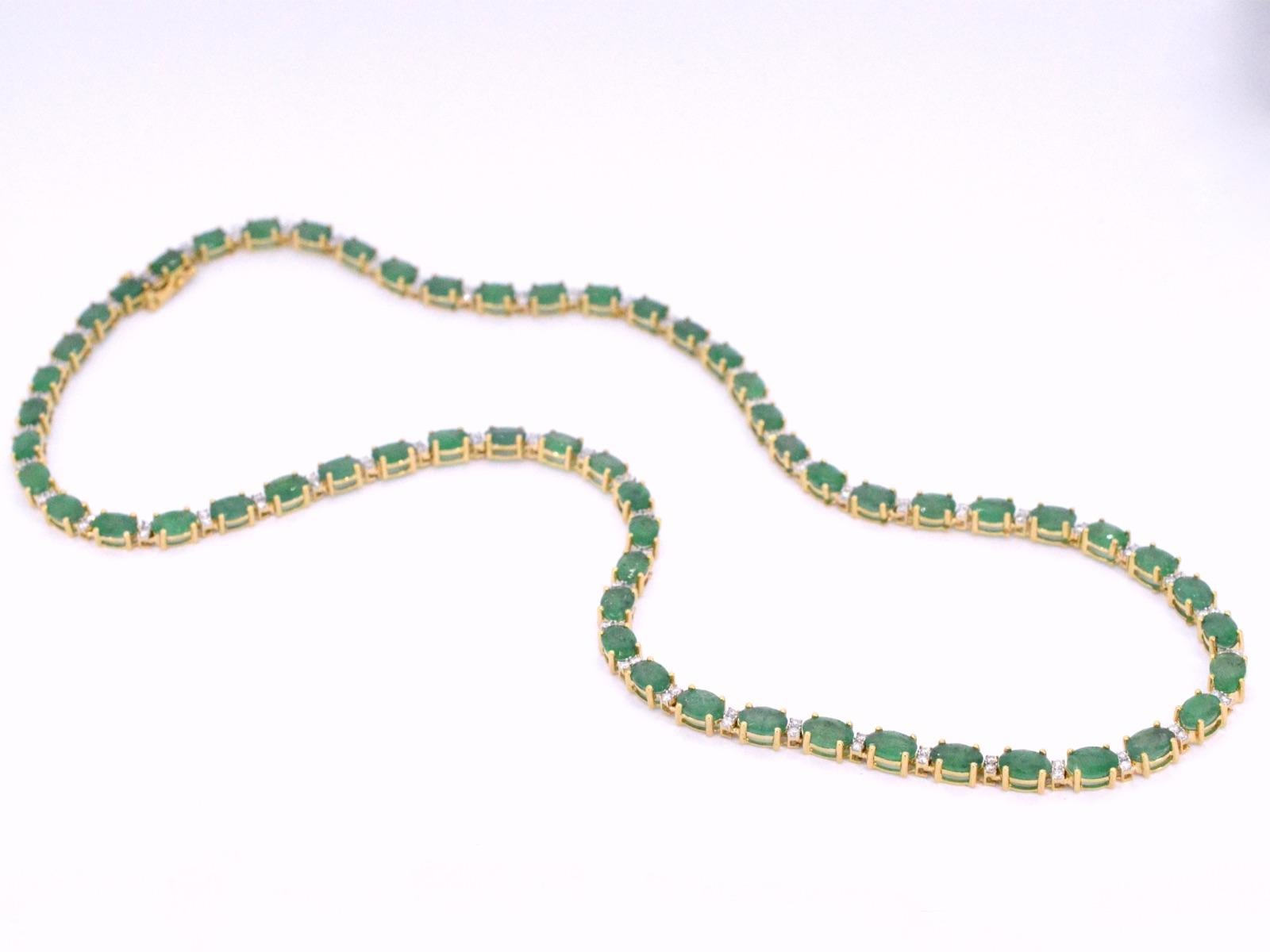 Yellow Gold Necklace with Diamonds and Emerald In New Condition For Sale In AMSTELVEEN, NH